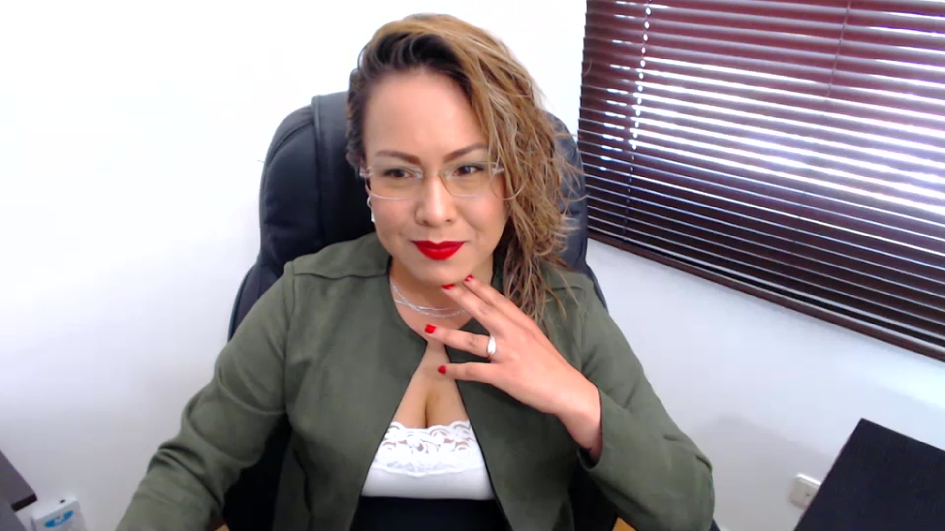 Gallery image thumbnail from office_secret's myfreecams stream on, 12/19/2022, 17:07 image 1 of 20