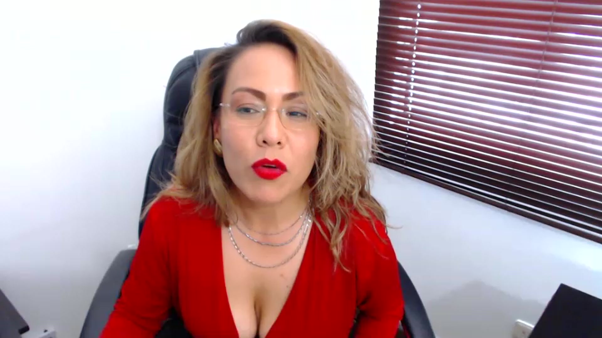 Gallery image thumbnail from office_secret's myfreecams stream on, 12/20/2022, 18:29 image 18 of 20