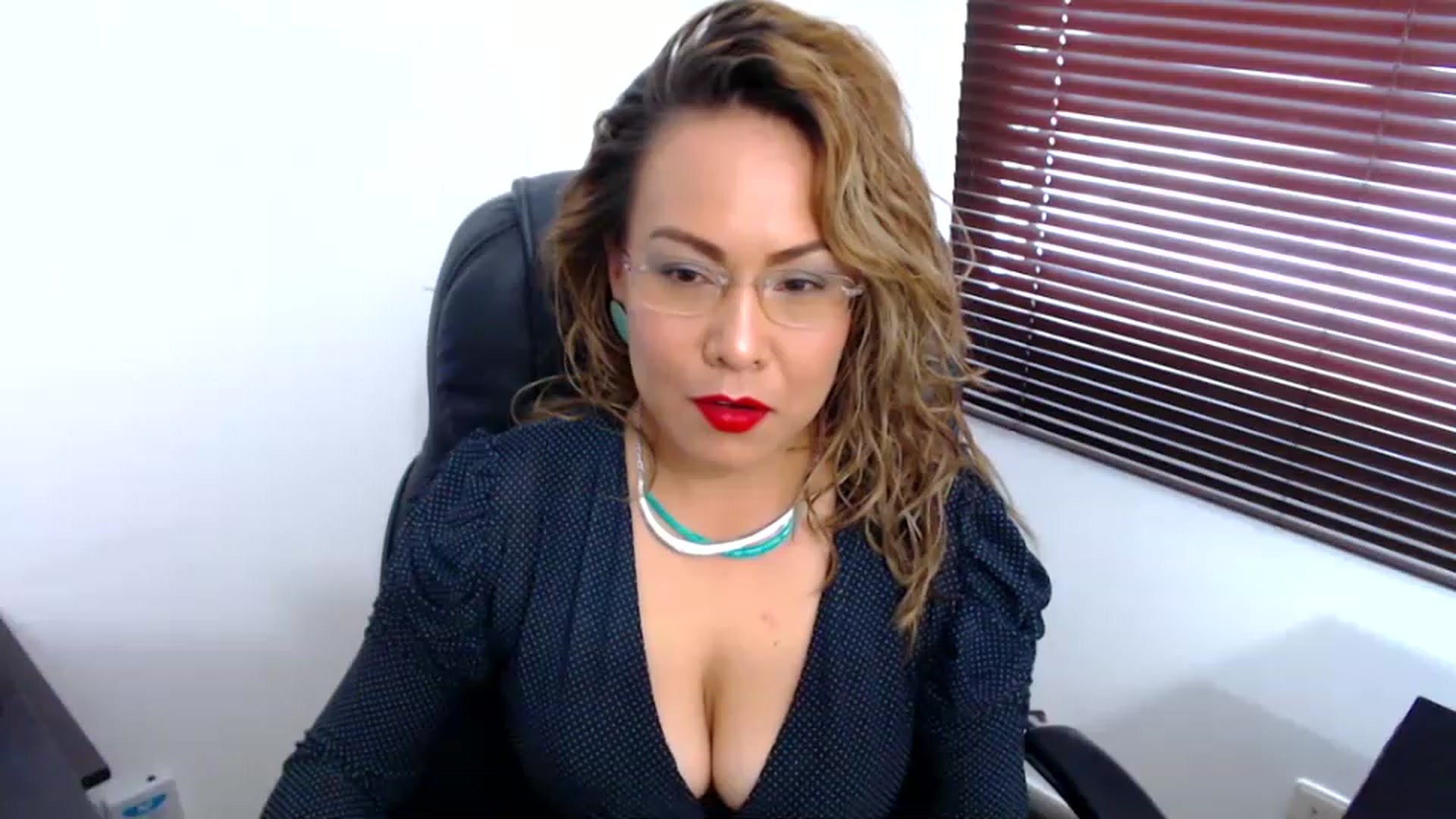 Gallery image thumbnail from office_secret's myfreecams stream on, 12/22/2022, 19:04 image 8 of 20