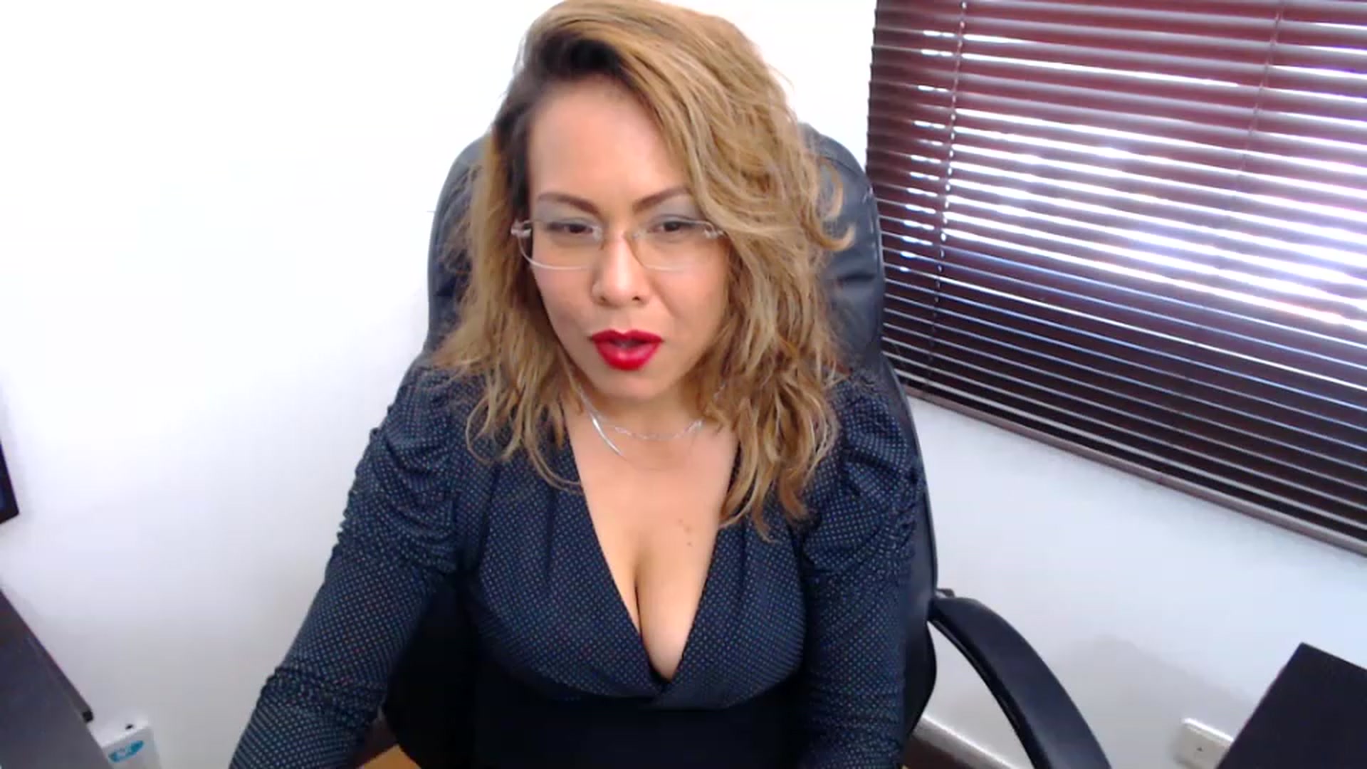 Gallery image thumbnail from office_secret's myfreecams stream on, 12/26/2022, 18:42 image 17 of 20