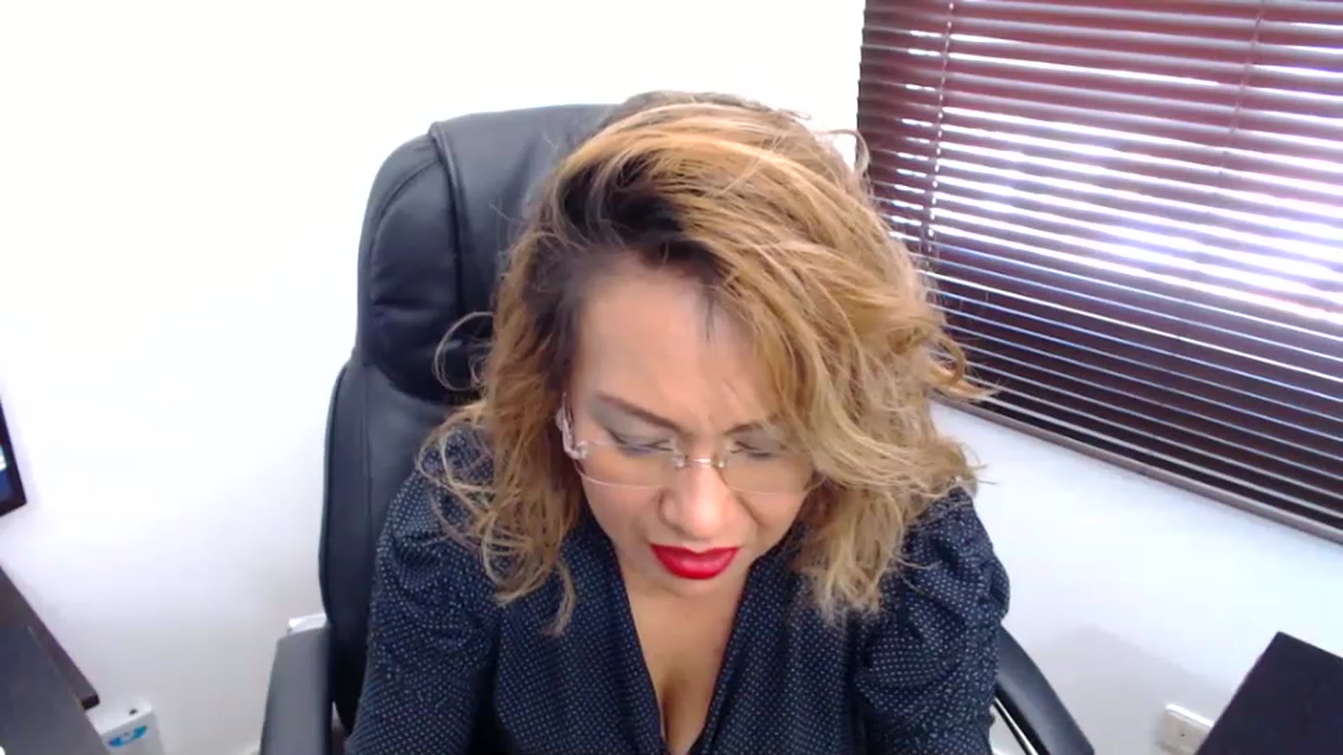 Gallery image thumbnail from office_secret's myfreecams stream on, 12/26/2022, 18:42 image 13 of 20