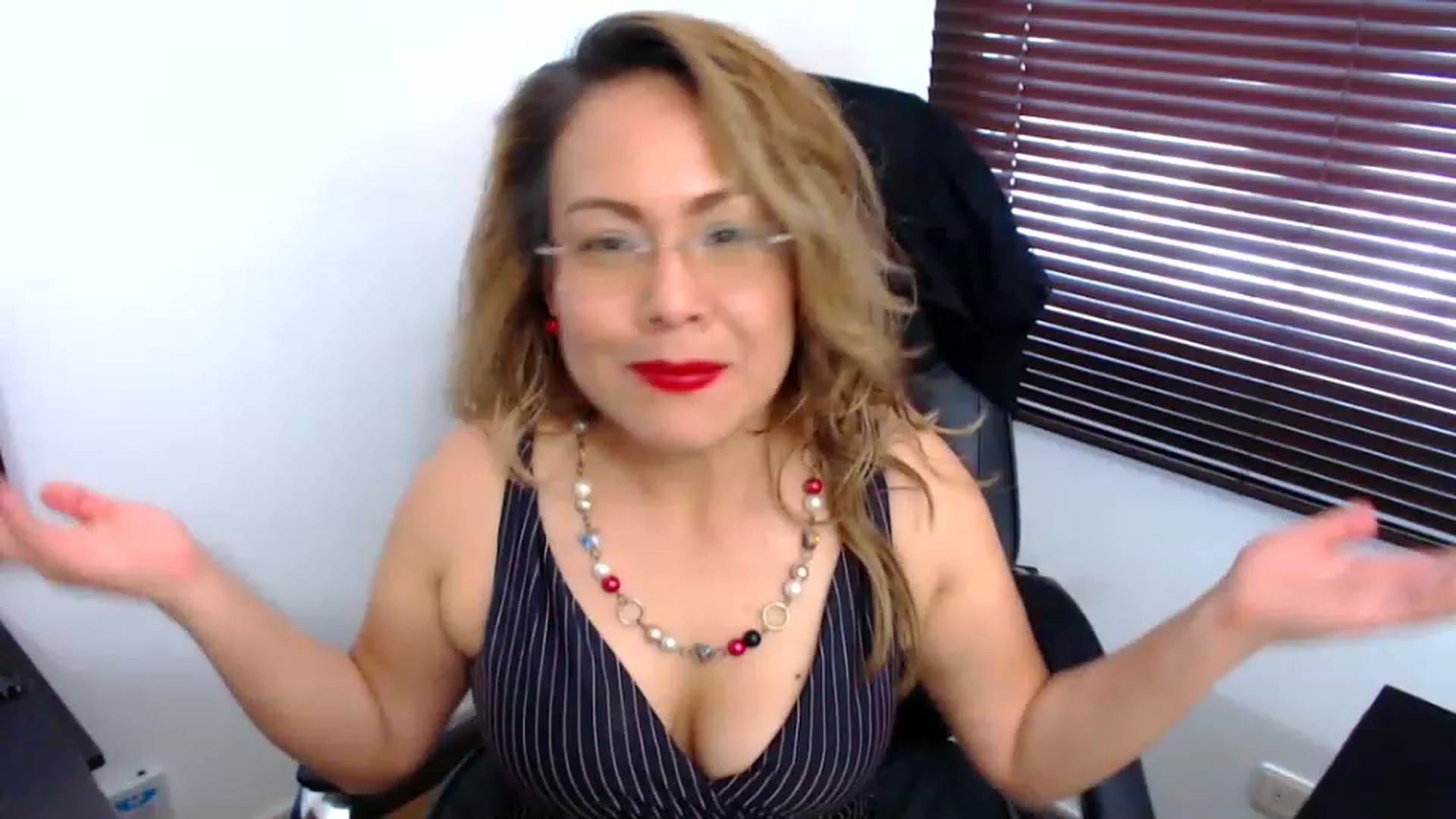 Gallery image thumbnail from office_secret's myfreecams stream on, 12/27/2022, 18:34 image 20 of 20