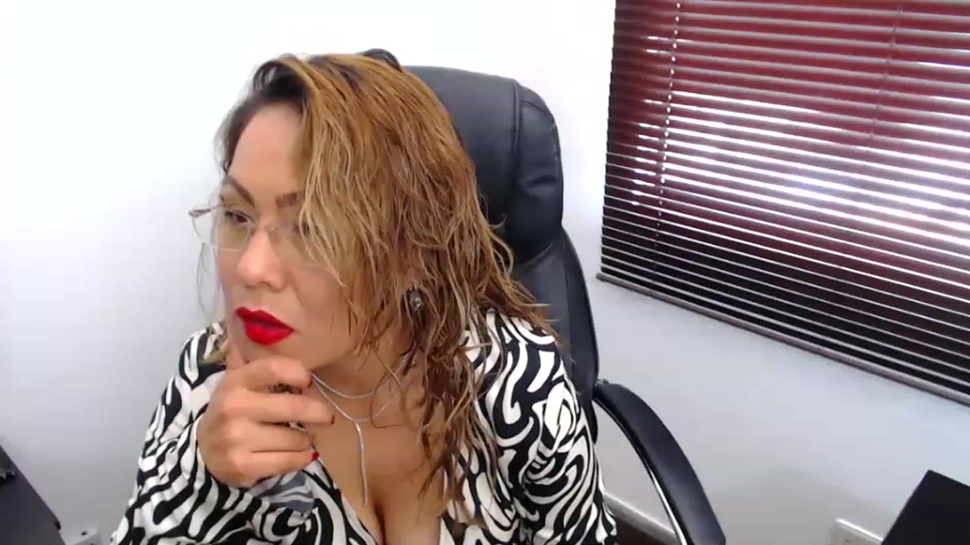 Gallery image thumbnail from office_secret's myfreecams stream on, 12/29/2022, 18:02 image 11 of 20