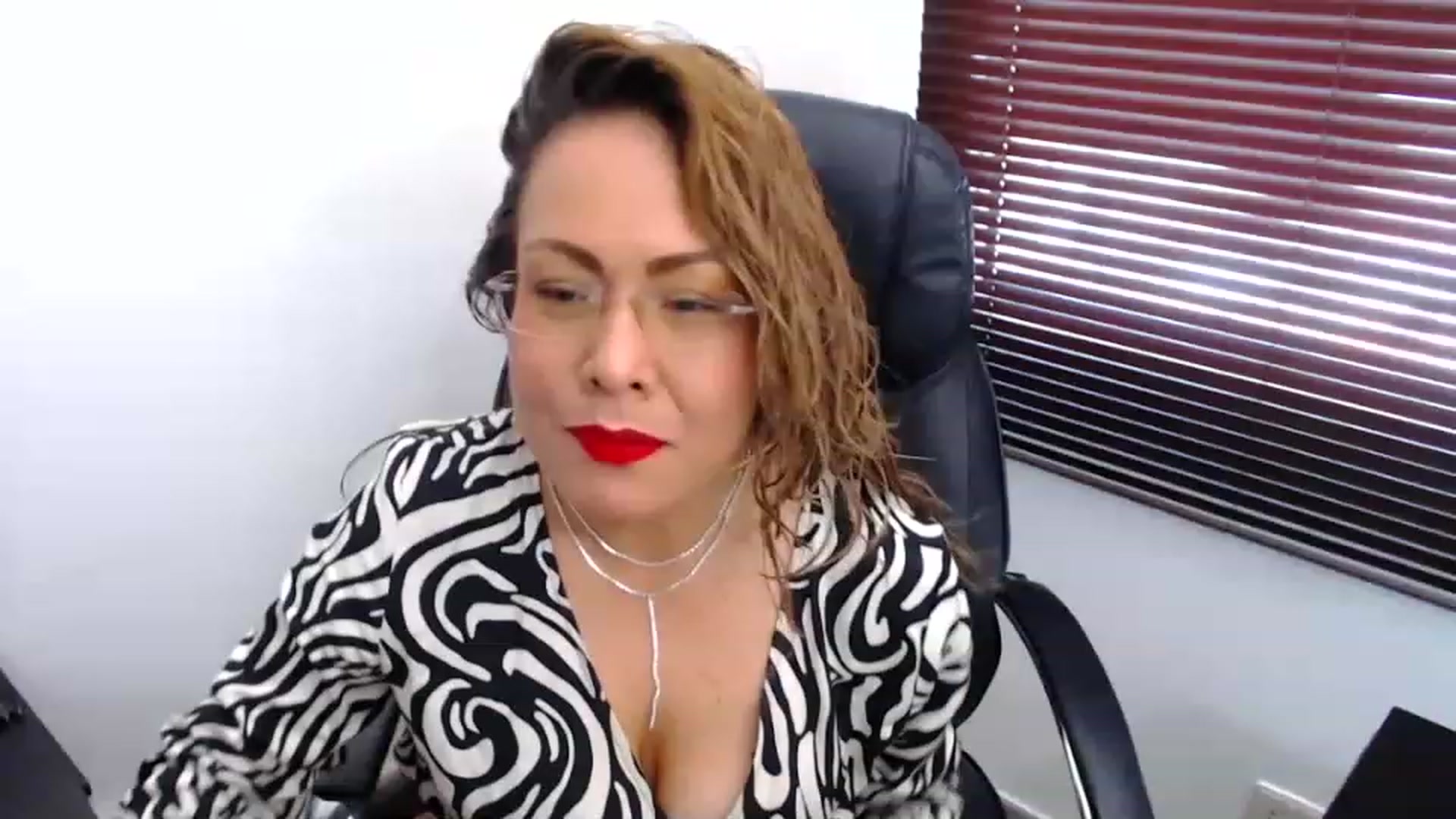 Gallery image thumbnail from office_secret's myfreecams stream on, 12/29/2022, 18:02 image 6 of 20