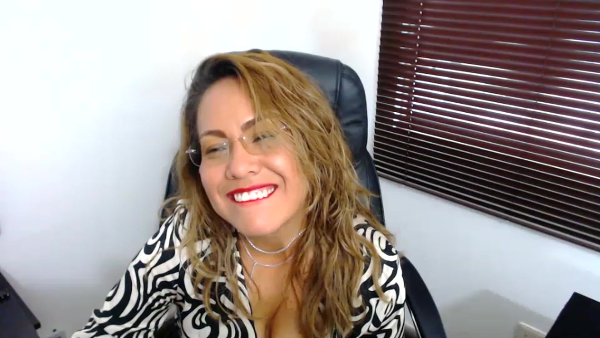 Gallery image thumbnail from office_secret's myfreecams stream on, 12/29/2022, 18:28 image 17 of 20