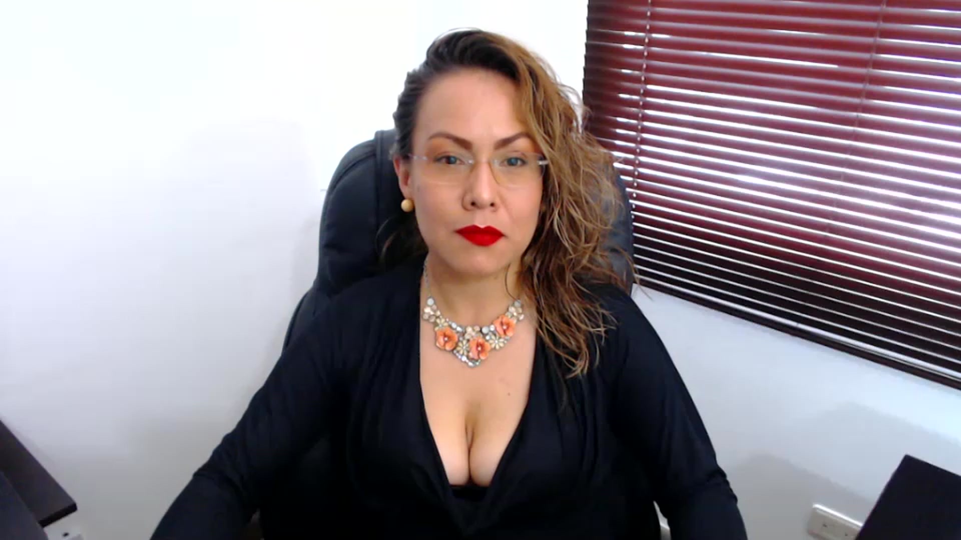 Gallery image thumbnail from office_secret's myfreecams stream on, 01/05/2023, 18:23 image 6 of 20