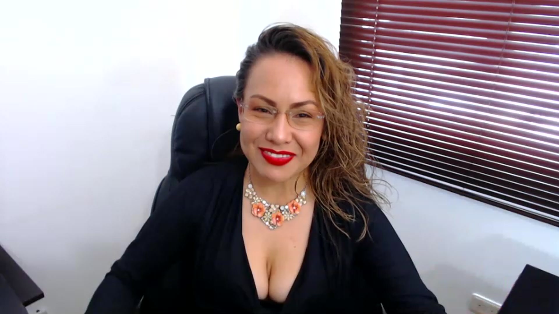 Gallery image thumbnail from office_secret's myfreecams stream on, 01/05/2023, 18:23 image 12 of 20