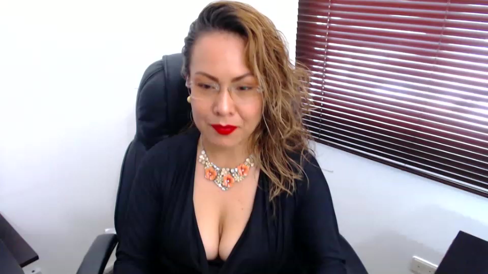 Gallery image thumbnail from office_secret's myfreecams stream on, 01/05/2023, 18:23 image 19 of 20