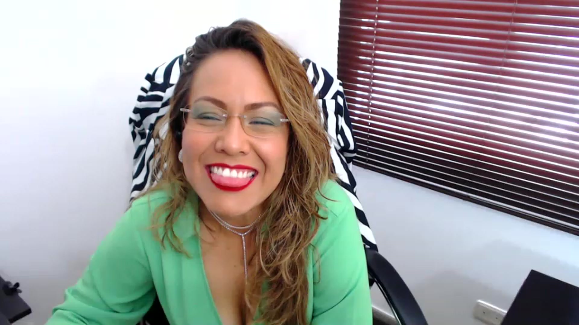 Gallery image thumbnail from office_secret's myfreecams stream on, 01/06/2023, 17:32 image 14 of 20
