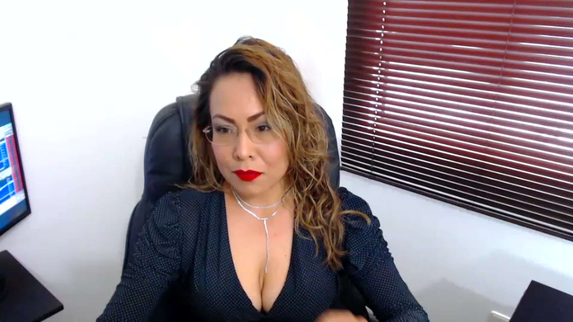 Gallery image thumbnail from office_secret's myfreecams stream on, 01/17/2023, 17:06 image 18 of 20