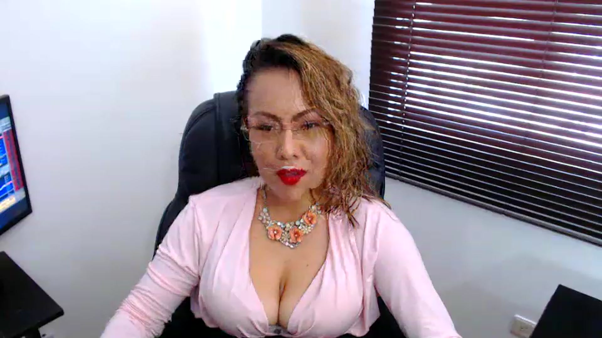 Gallery image thumbnail from office_secret's myfreecams stream on, 01/19/2023, 17:16 image 20 of 20