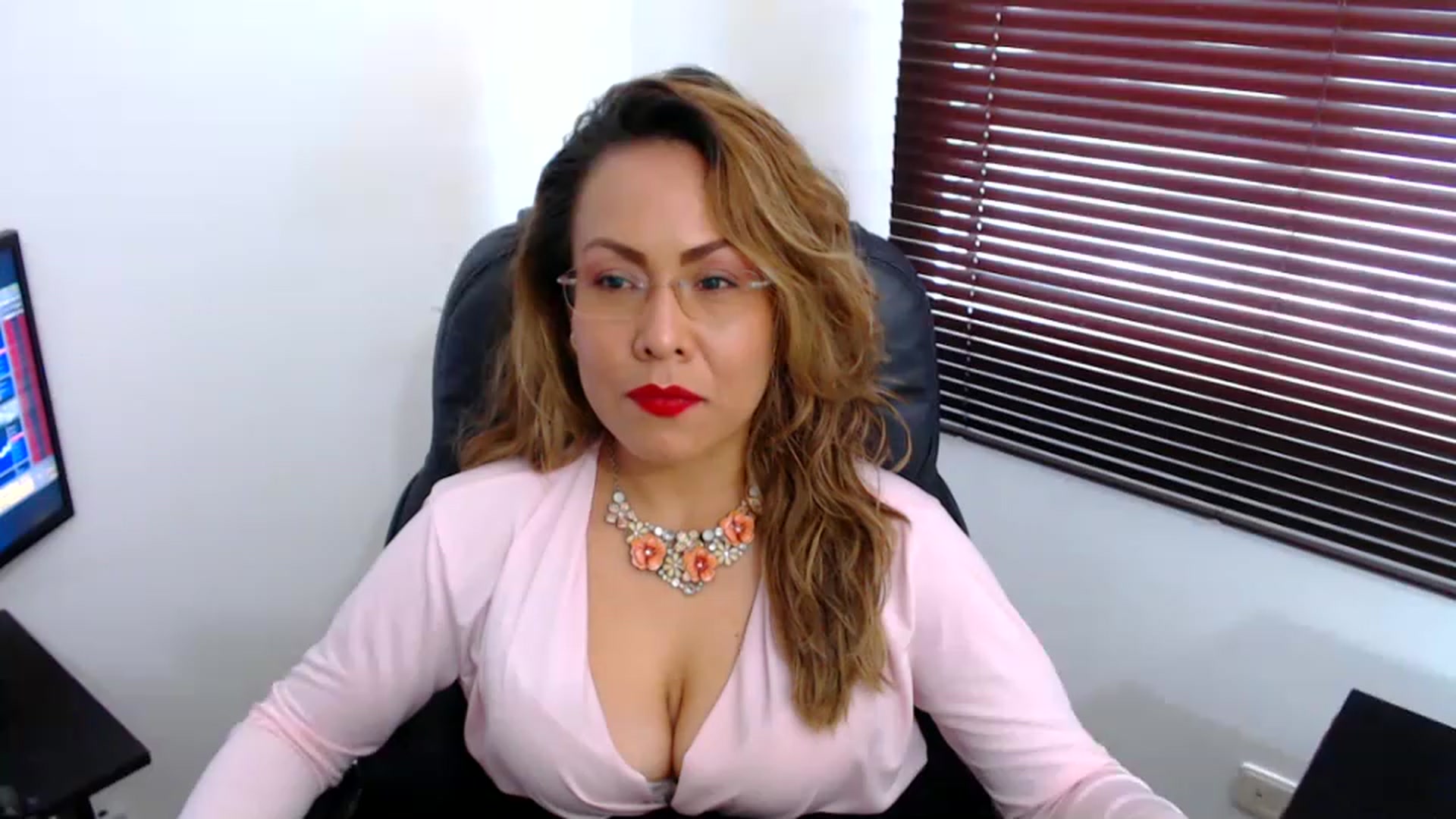 Gallery image thumbnail from office_secret's myfreecams stream on, 01/19/2023, 19:04 image 14 of 20