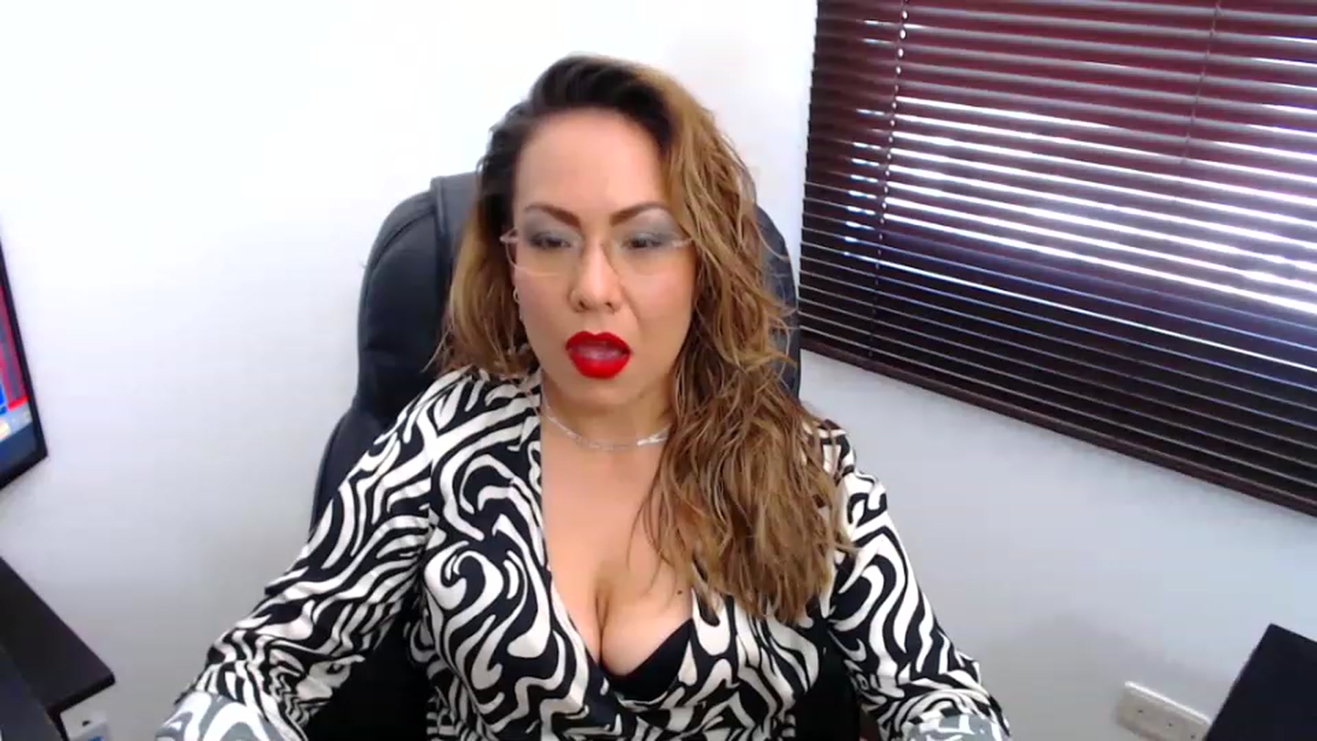 Gallery image thumbnail from office_secret's myfreecams stream on, 01/27/2023, 17:54 image 16 of 20