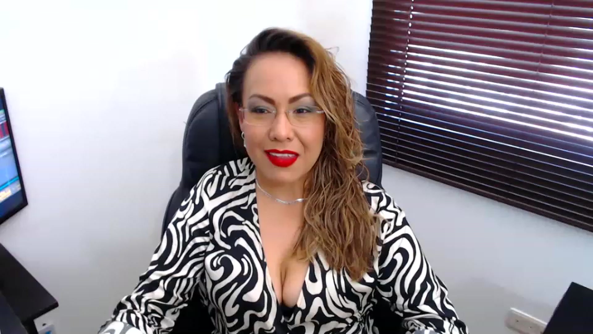 Gallery image thumbnail from office_secret's myfreecams stream on, 01/27/2023, 17:54 image 4 of 20