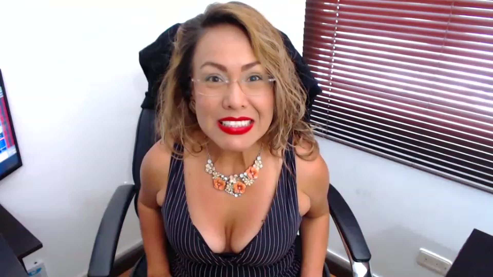 Gallery image thumbnail from office_secret's myfreecams stream on, 02/06/2023, 17:48 image 18 of 20