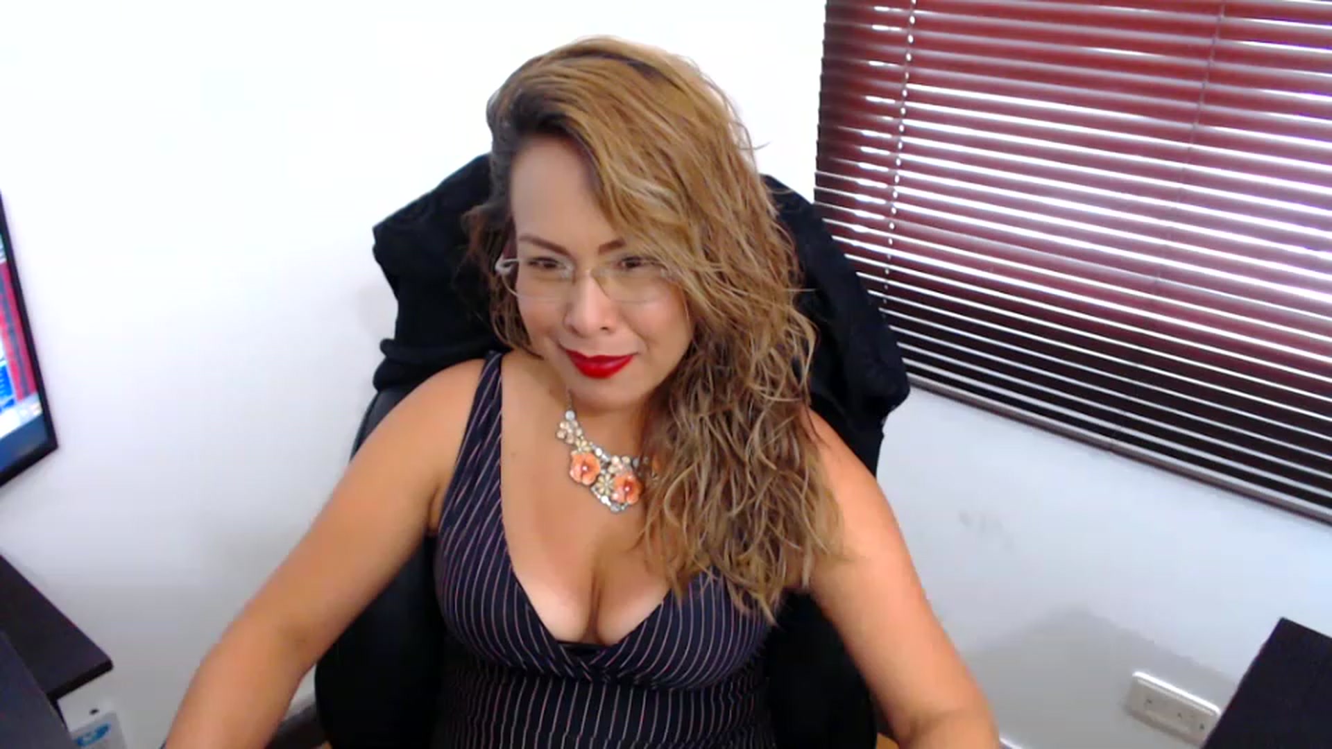 Gallery image thumbnail from office_secret's myfreecams stream on, 02/06/2023, 17:48 image 14 of 20