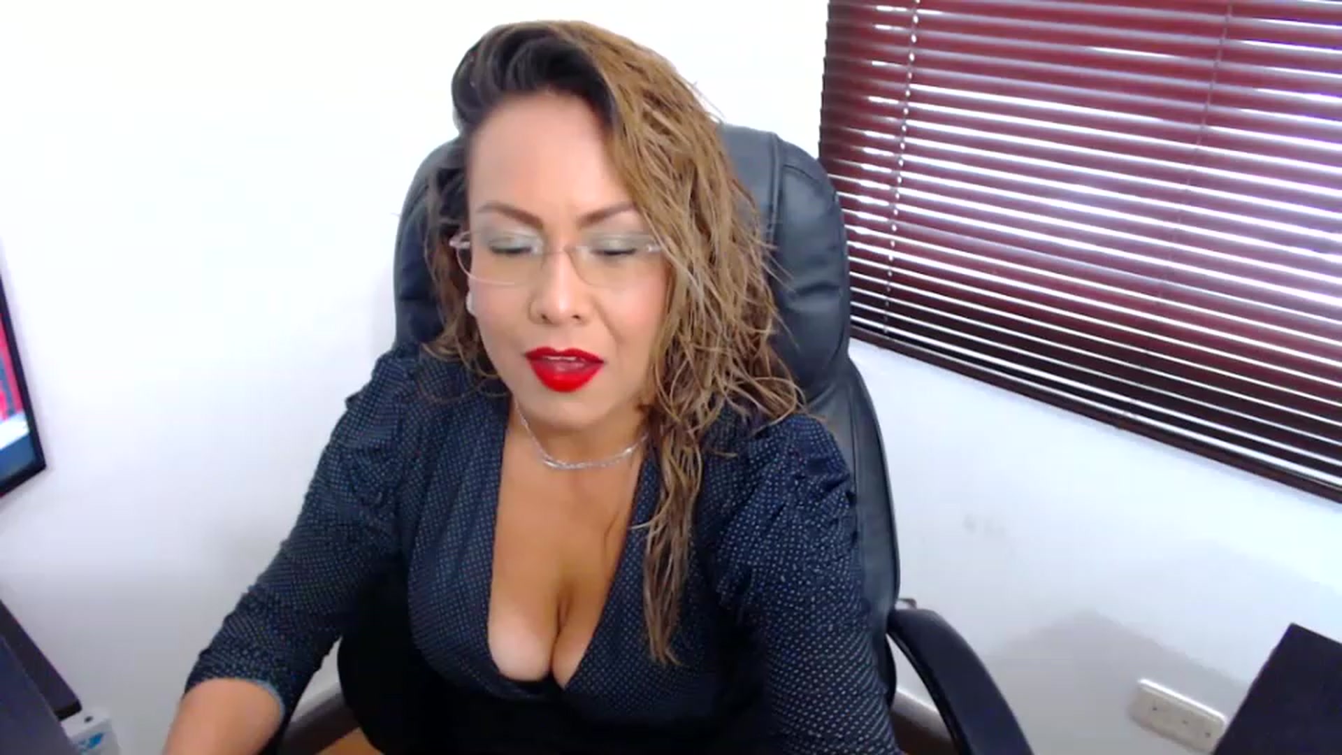Gallery image thumbnail from office_secret's myfreecams stream on, 02/07/2023, 18:00 image 4 of 20