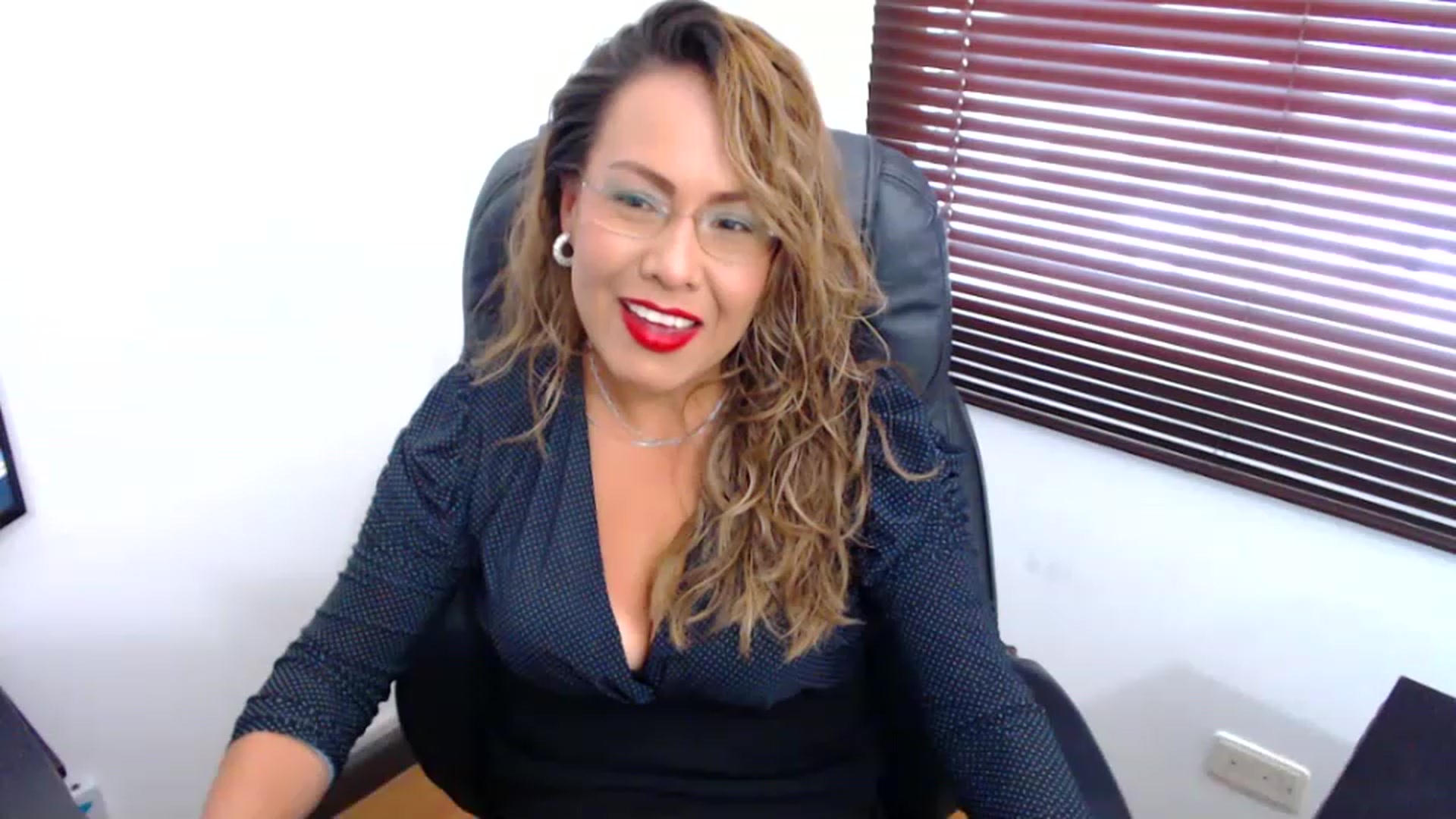 Gallery image thumbnail from office_secret's myfreecams stream on, 02/07/2023, 18:00 image 13 of 20