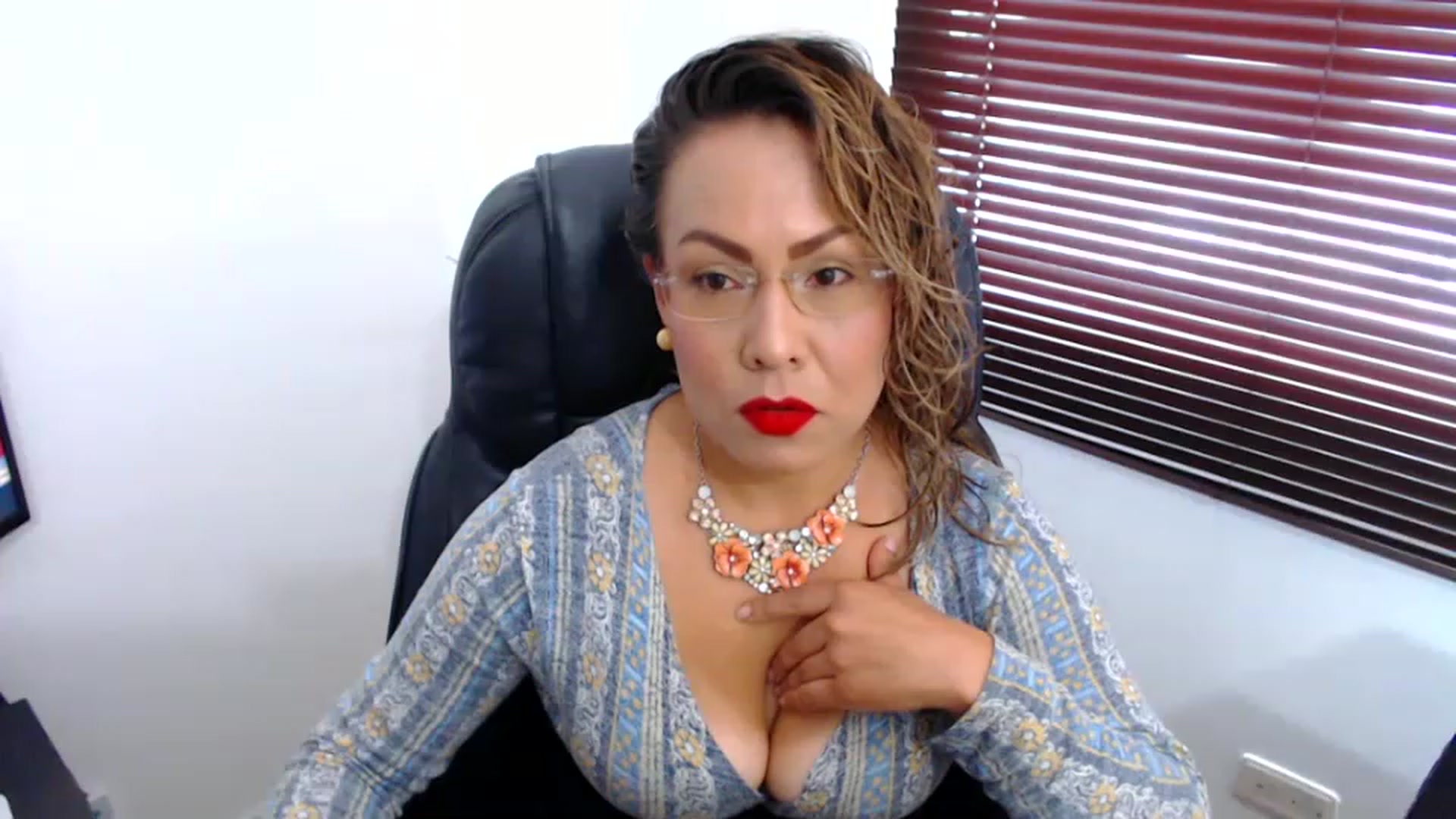 Gallery image thumbnail from office_secret's myfreecams stream on, 02/13/2023, 17:58 image 3 of 20