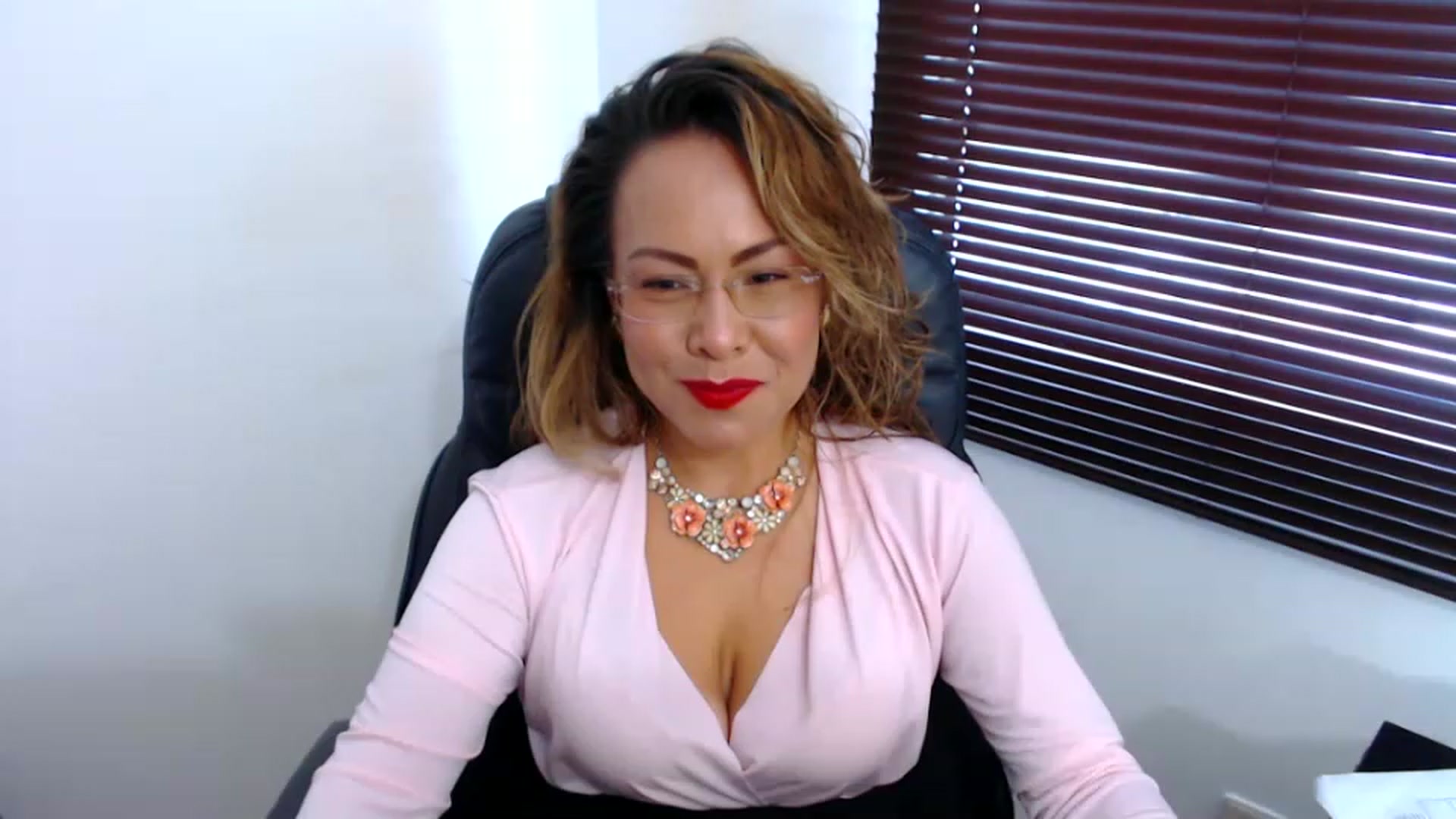 Gallery image thumbnail from office_secret's myfreecams stream on, 02/23/2023, 19:11 image 6 of 20