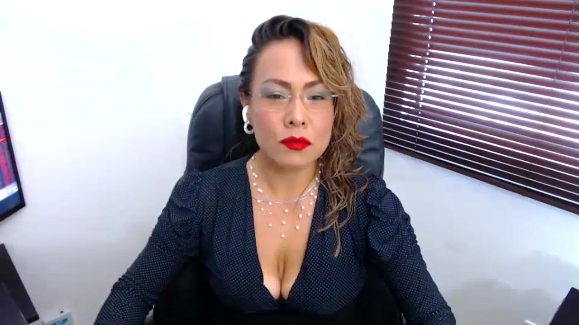 Gallery image thumbnail from office_secret's myfreecams stream on, 02/27/2023, 17:45 image 5 of 20