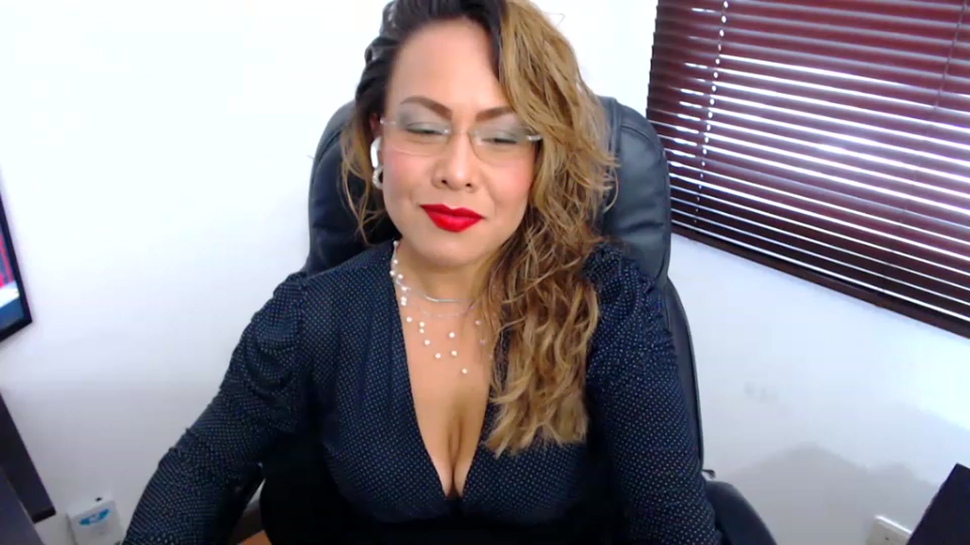 Gallery image thumbnail from office_secret's myfreecams stream on, 02/27/2023, 17:45 image 15 of 20