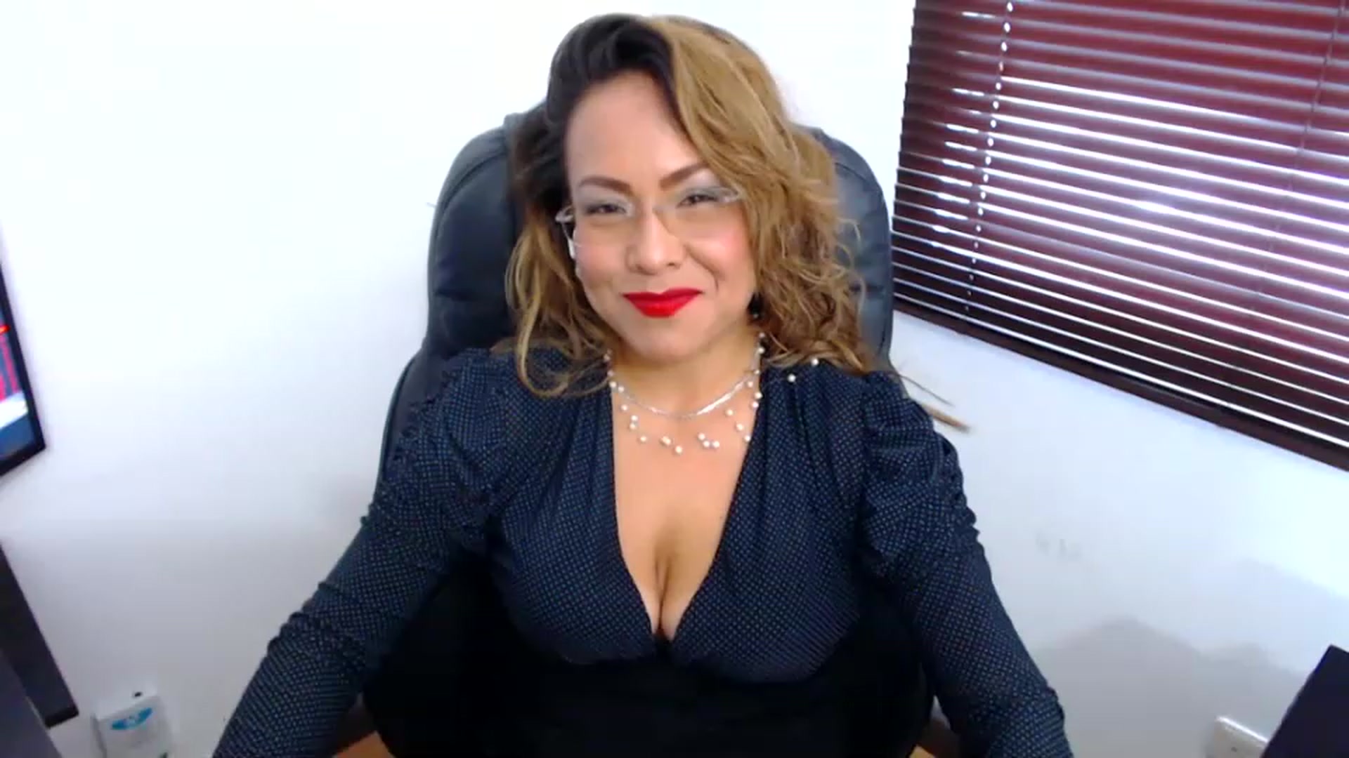Gallery image thumbnail from office_secret's myfreecams stream on, 02/27/2023, 18:03 image 7 of 20