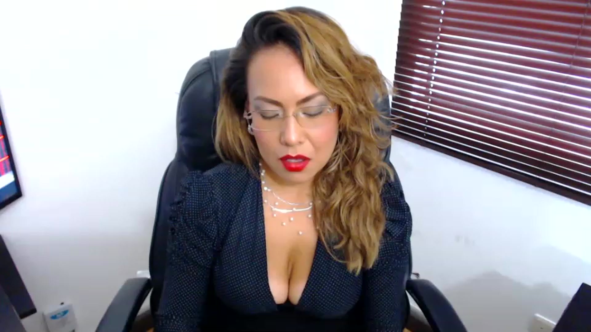 Gallery image thumbnail from office_secret's myfreecams stream on, 02/27/2023, 19:03 image 9 of 20