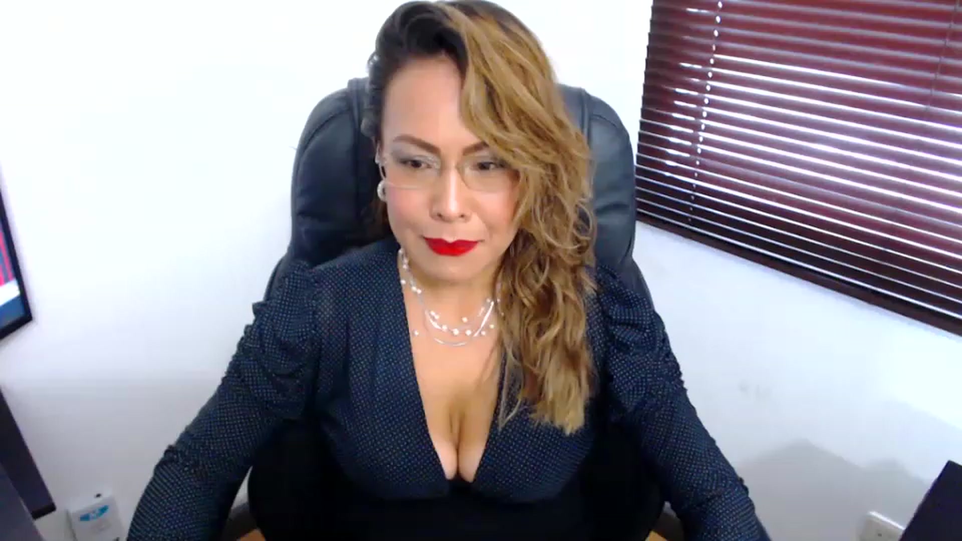 Gallery image thumbnail from office_secret's myfreecams stream on, 02/27/2023, 19:03 image 1 of 20