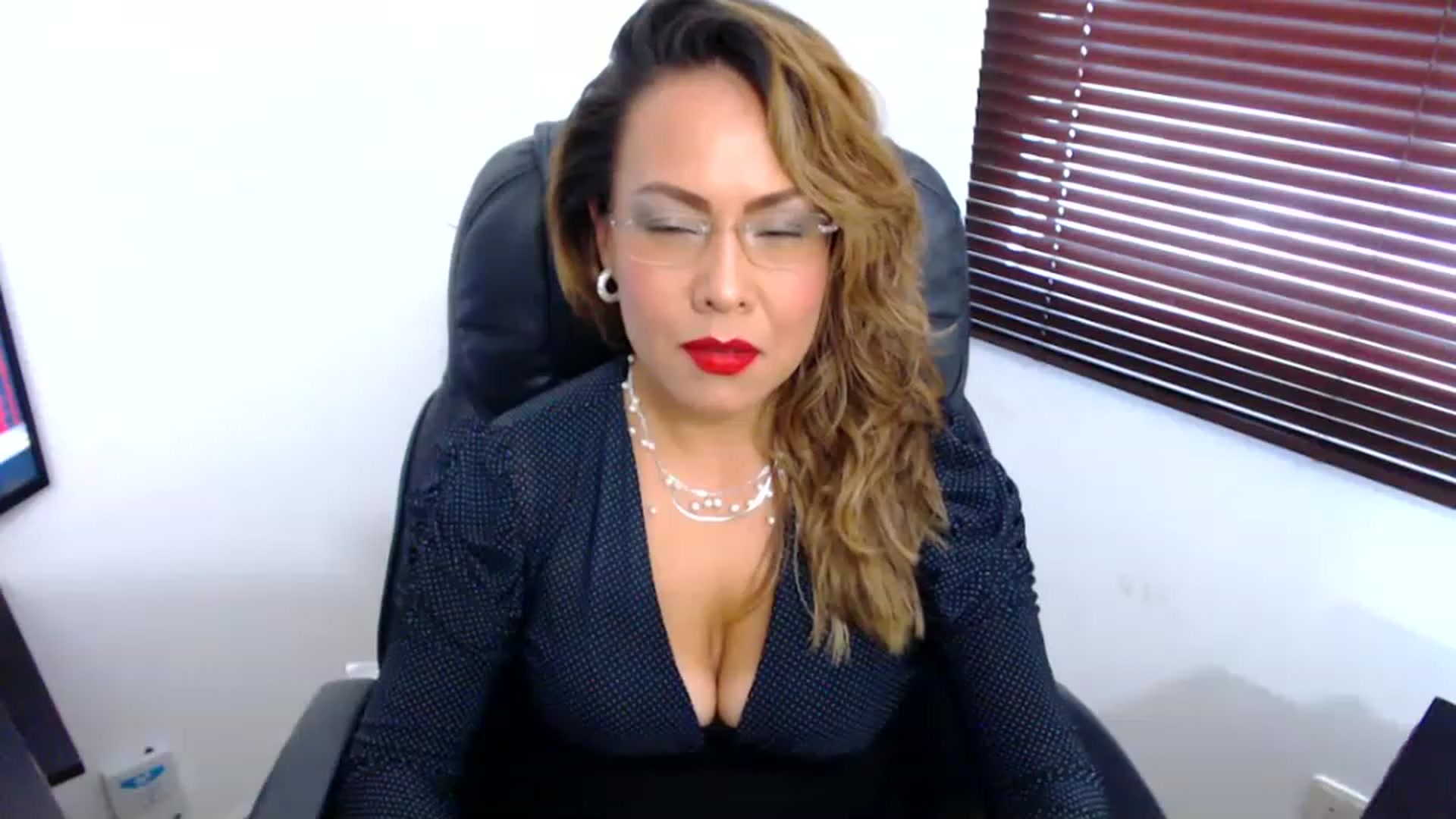 Gallery image thumbnail from office_secret's myfreecams stream on, 02/27/2023, 19:03 image 3 of 20