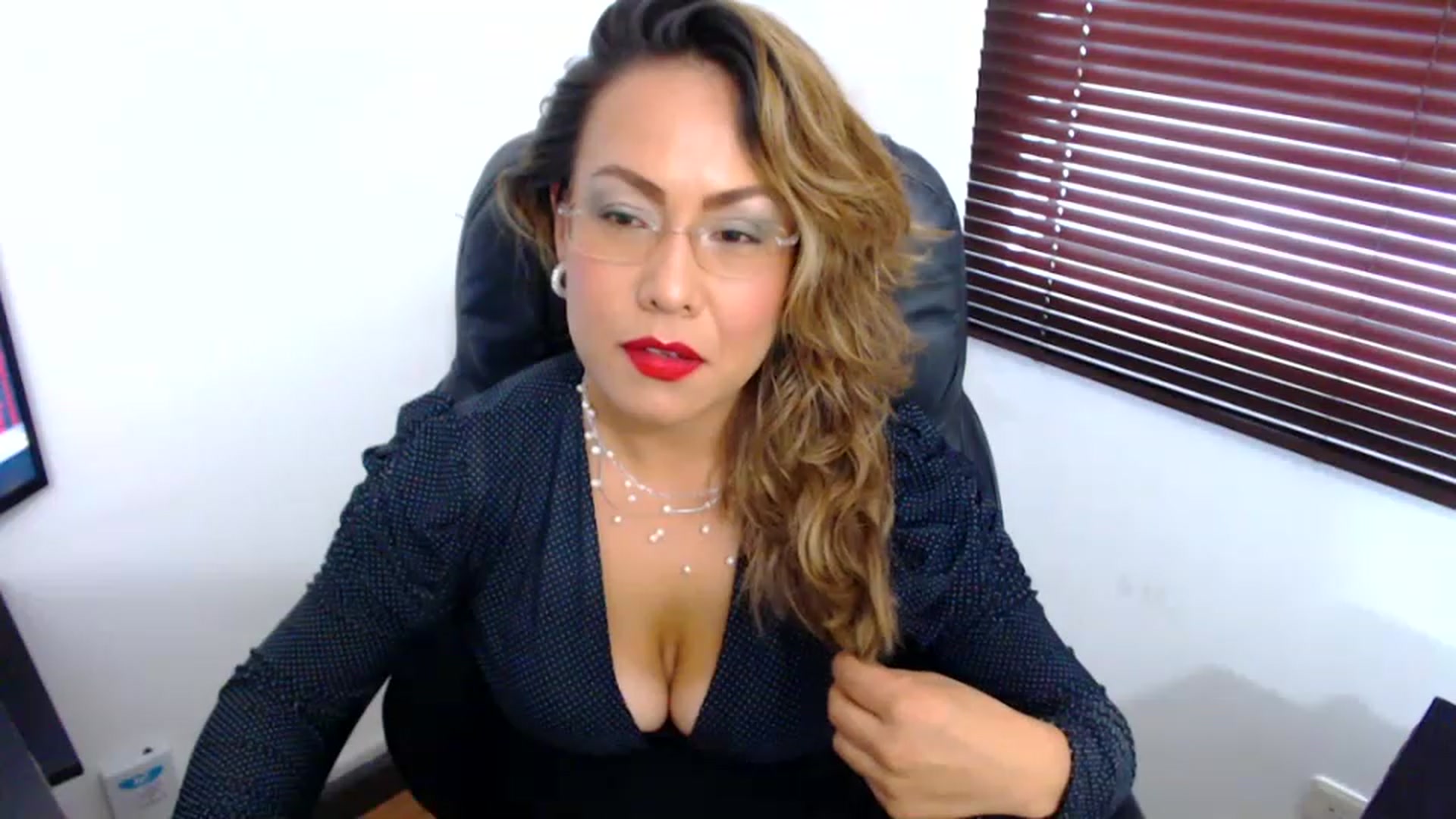 Gallery image thumbnail from office_secret's myfreecams stream on, 02/27/2023, 19:03 image 7 of 20