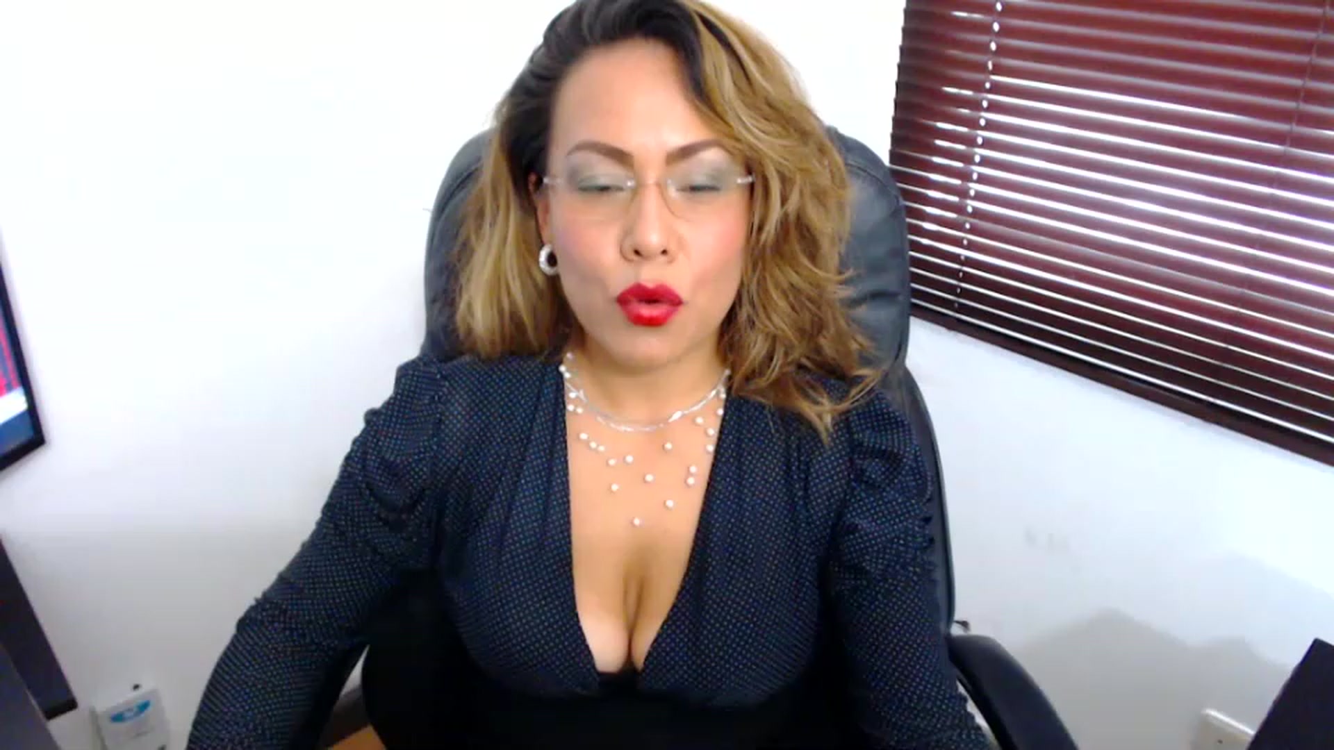 Gallery image thumbnail from office_secret's myfreecams stream on, 02/27/2023, 19:03 image 15 of 20