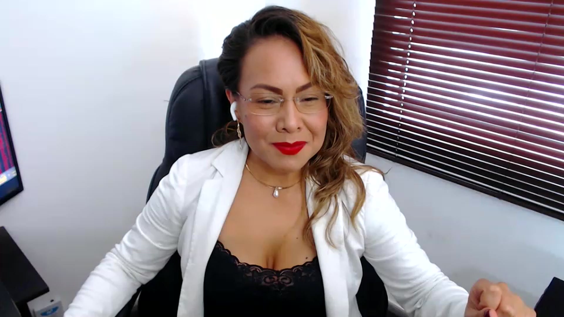 Gallery image thumbnail from office_secret's myfreecams stream on, 03/02/2023, 18:25 image 12 of 20