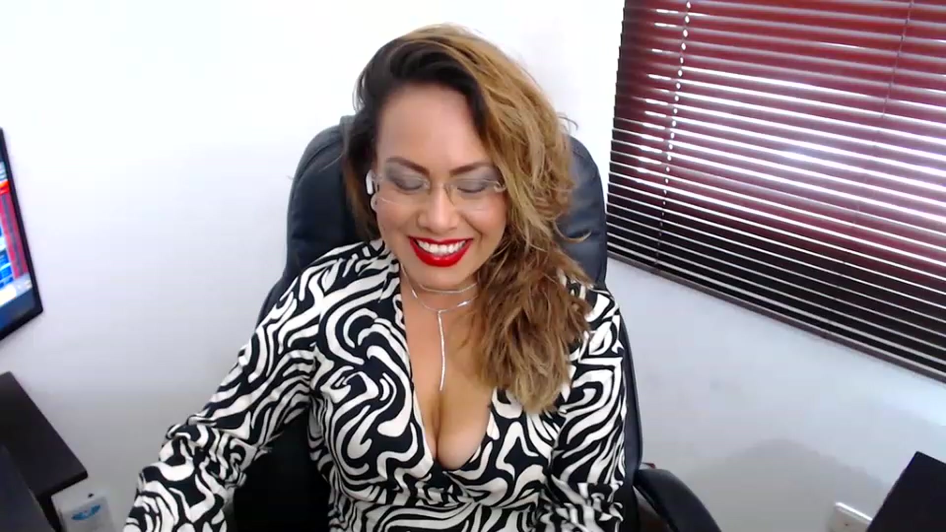 Gallery image thumbnail from office_secret's myfreecams stream on, 03/03/2023, 18:06 image 5 of 20