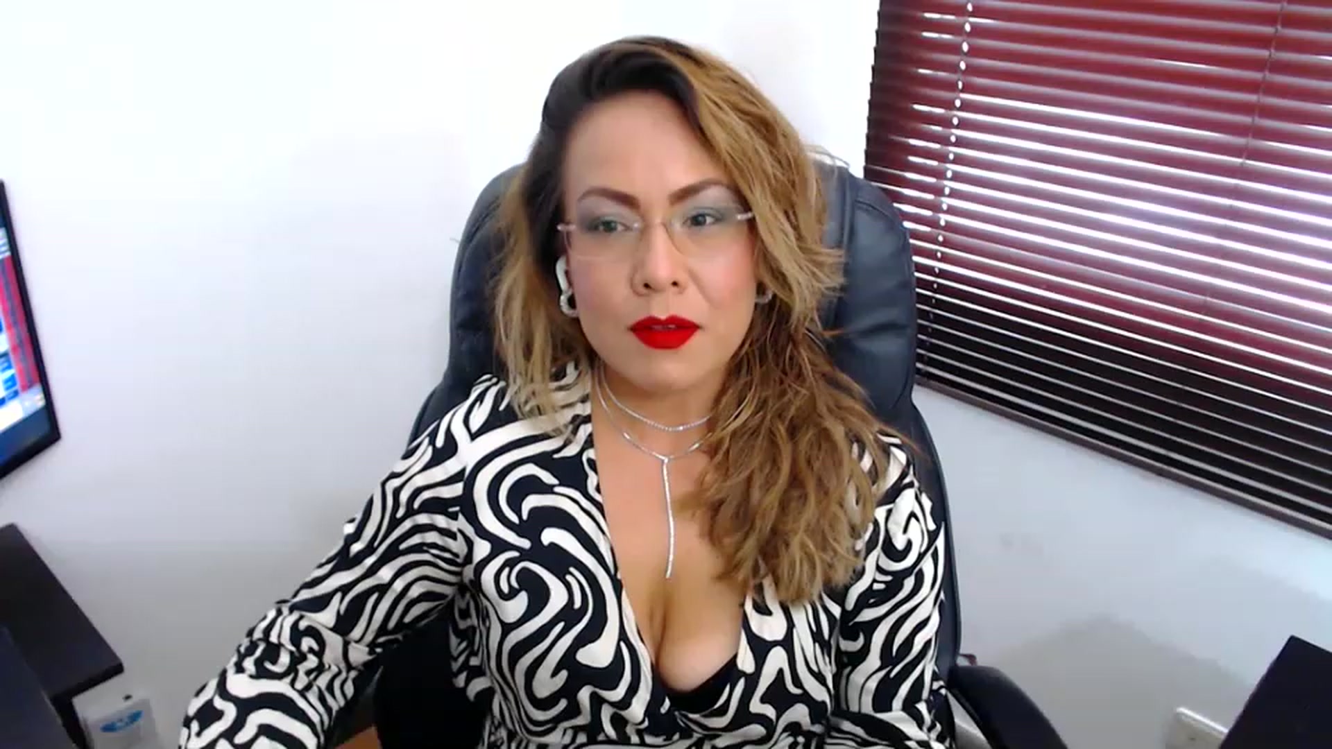 Gallery image thumbnail from office_secret's myfreecams stream on, 03/03/2023, 18:06 image 1 of 20