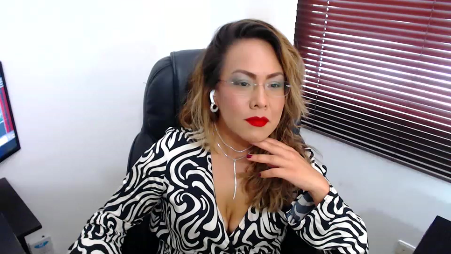 Gallery image thumbnail from office_secret's myfreecams stream on, 03/03/2023, 18:06 image 2 of 20