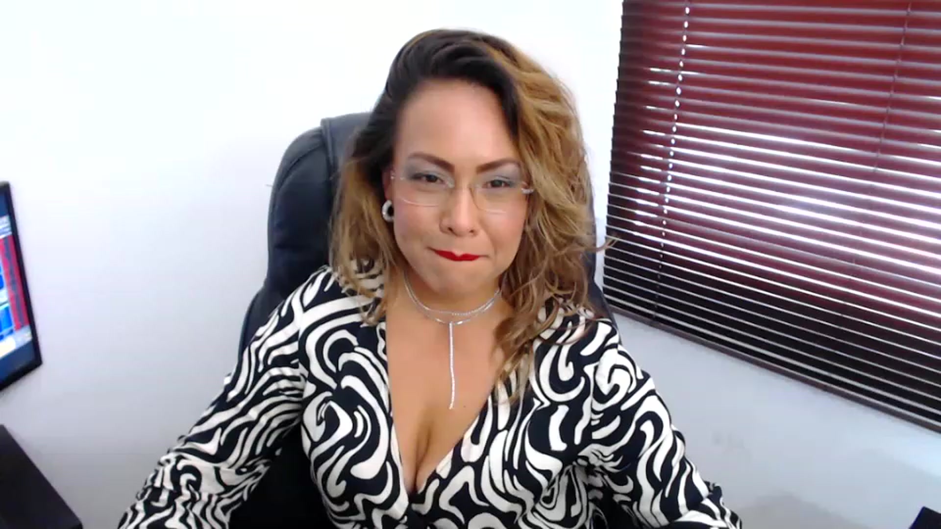 Gallery image thumbnail from office_secret's myfreecams stream on, 03/03/2023, 18:53 image 7 of 20