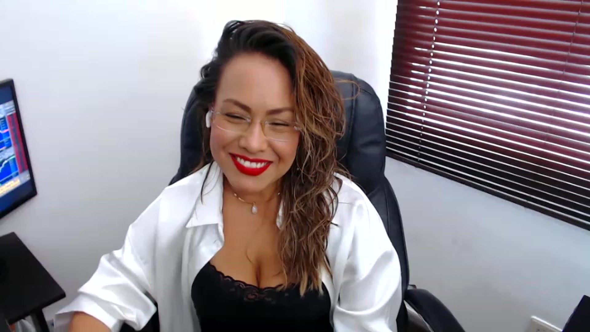 Gallery image thumbnail from office_secret's myfreecams stream on, 03/08/2023, 17:16 image 17 of 20