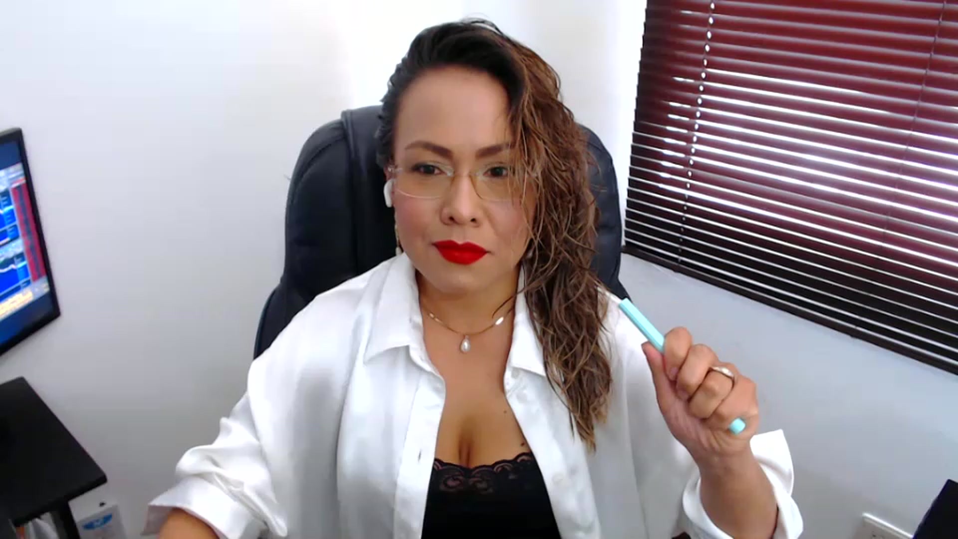 Gallery image thumbnail from office_secret's myfreecams stream on, 03/08/2023, 17:16 image 2 of 20