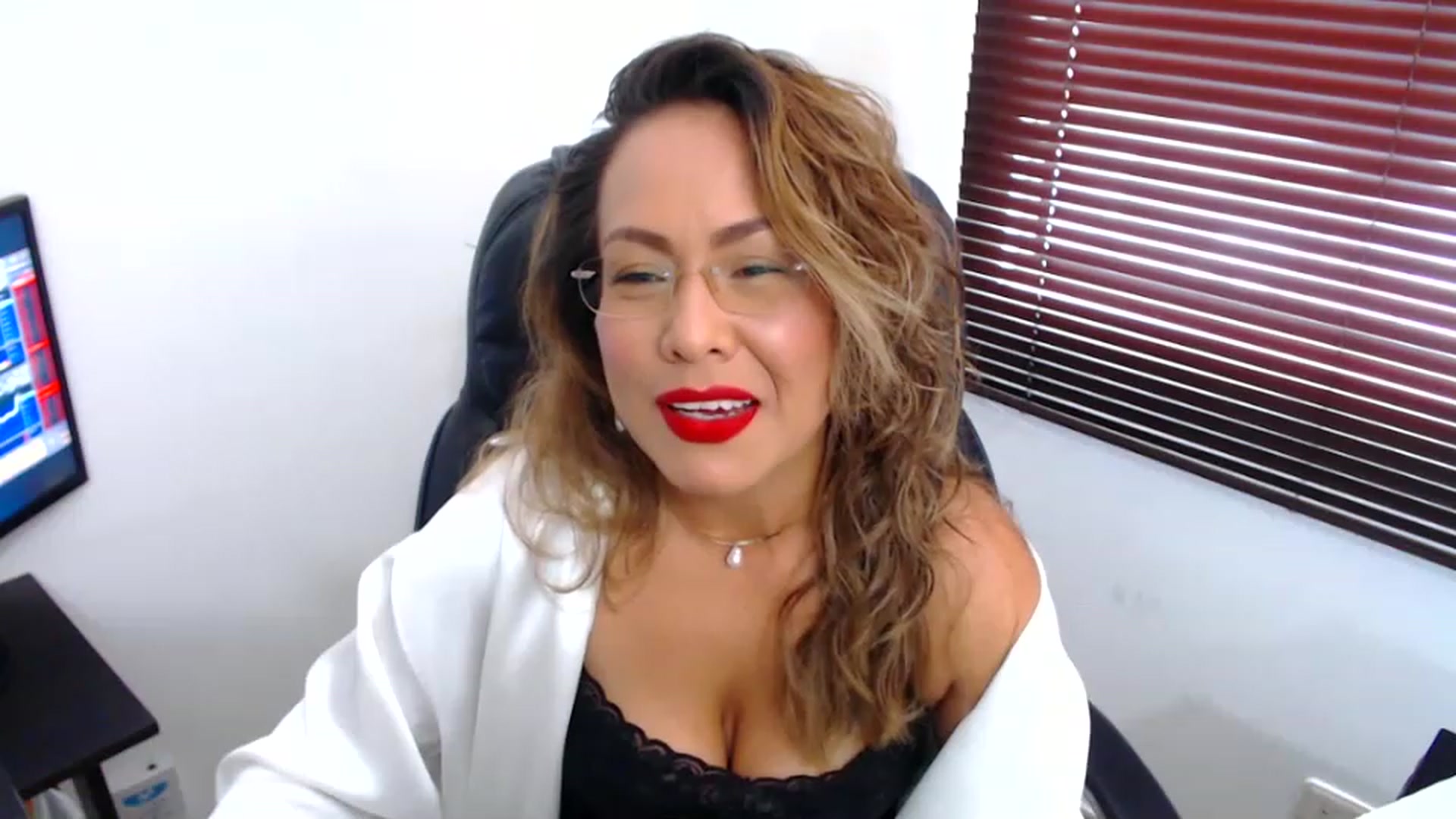 Gallery image thumbnail from office_secret's myfreecams stream on, 03/08/2023, 18:59 image 5 of 20
