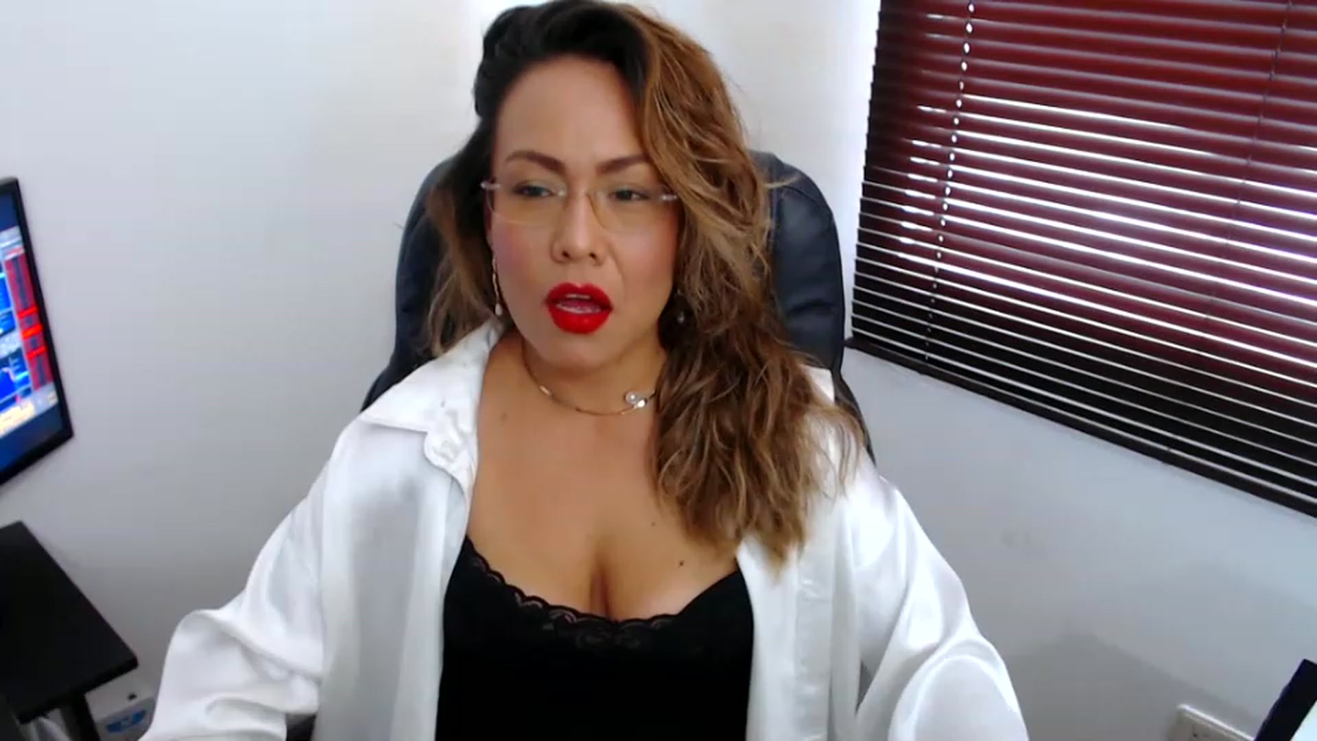 Gallery image thumbnail from office_secret's myfreecams stream on, 03/08/2023, 18:59 image 6 of 20