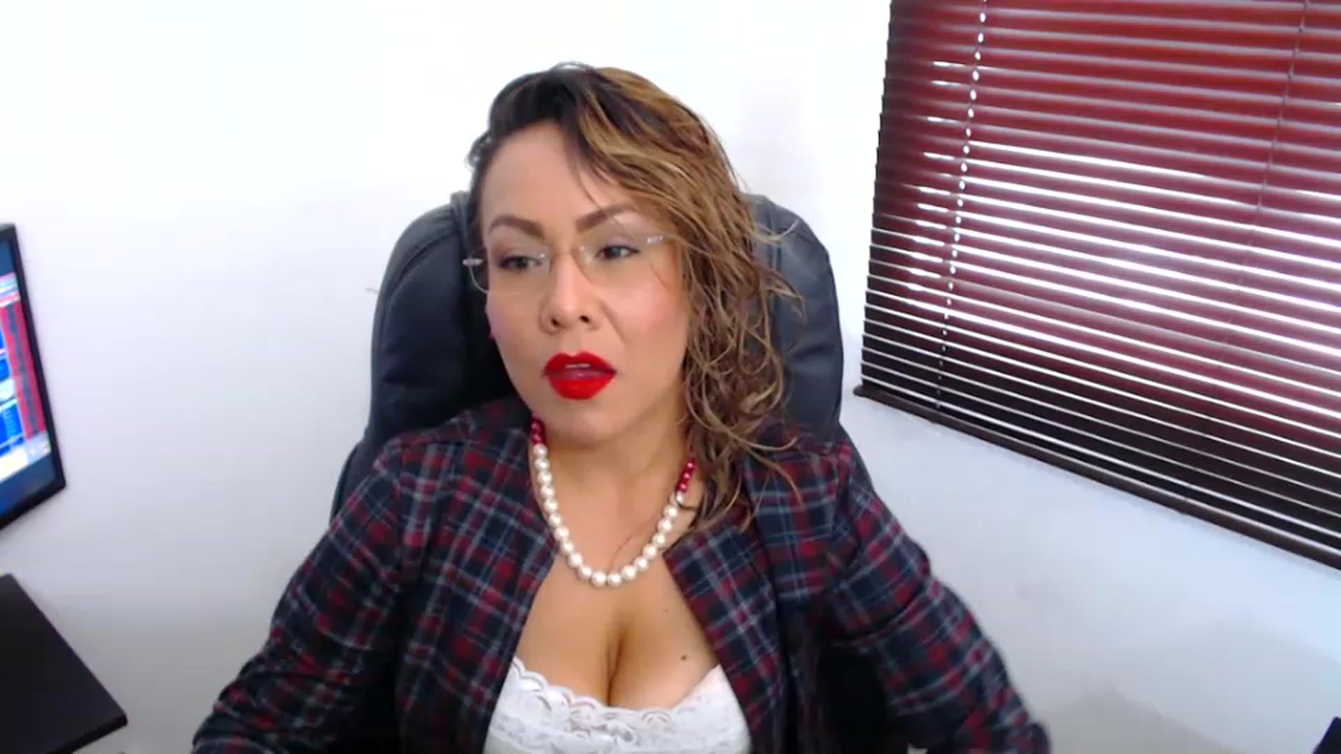 Gallery image thumbnail from office_secret's myfreecams stream on, 03/09/2023, 17:17 image 16 of 20