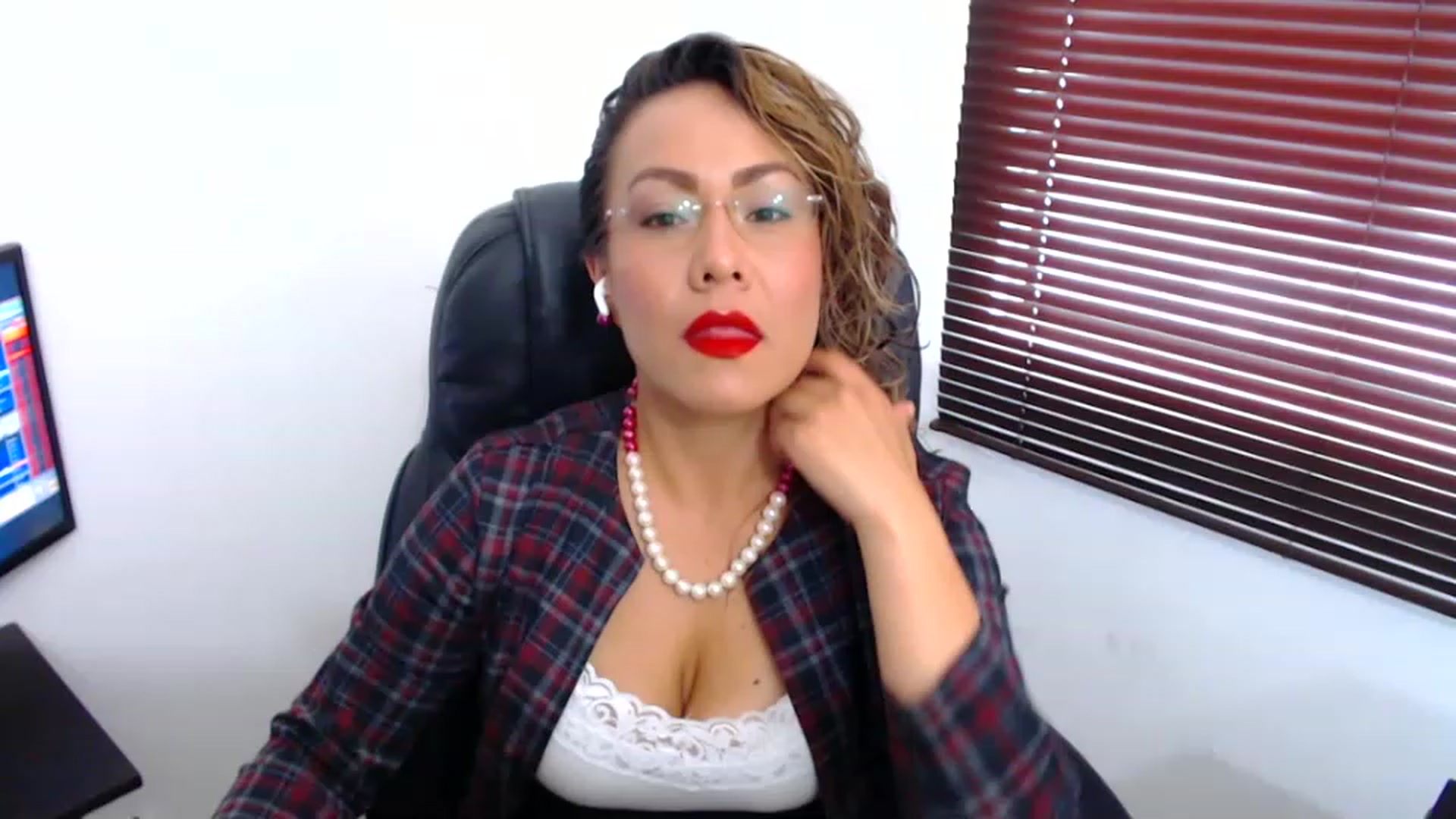 Gallery image thumbnail from office_secret's myfreecams stream on, 03/09/2023, 17:17 image 1 of 20