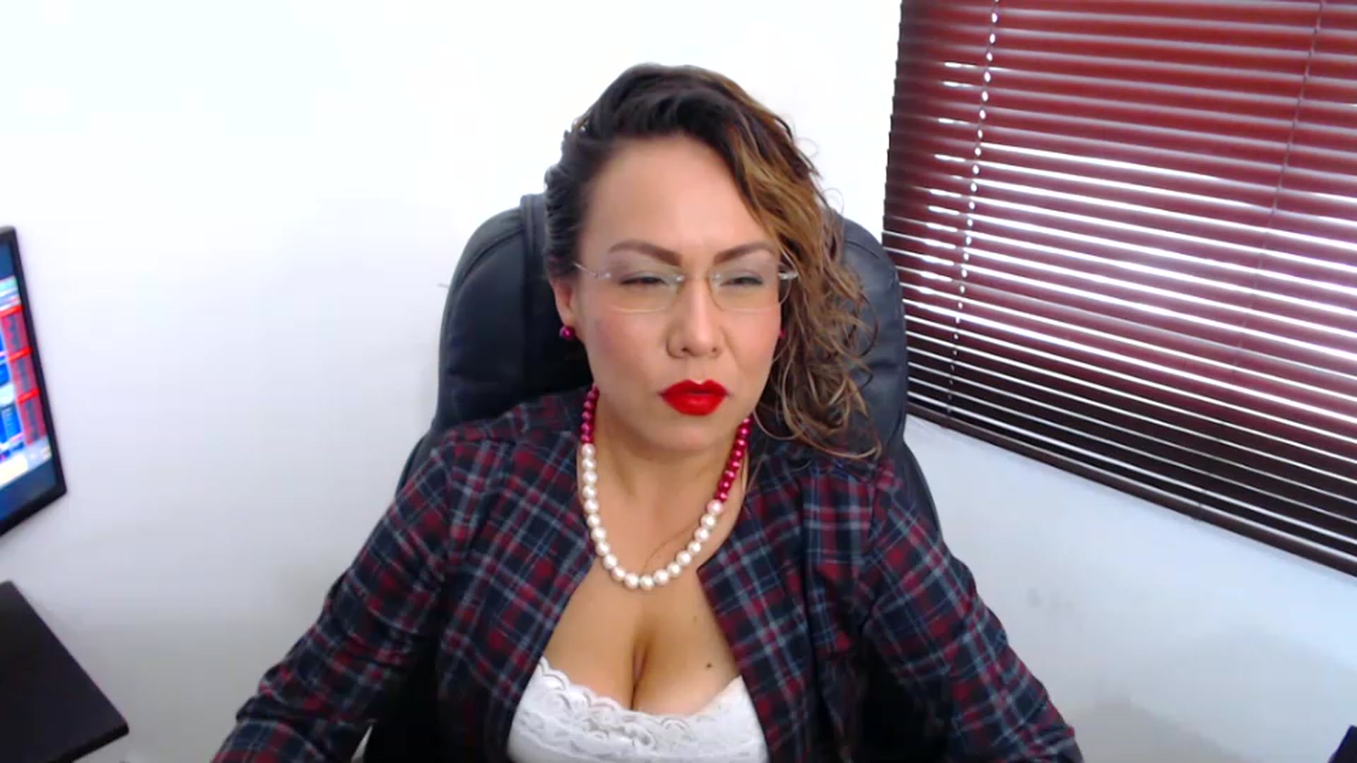 Gallery image thumbnail from office_secret's myfreecams stream on, 03/09/2023, 17:17 image 18 of 20