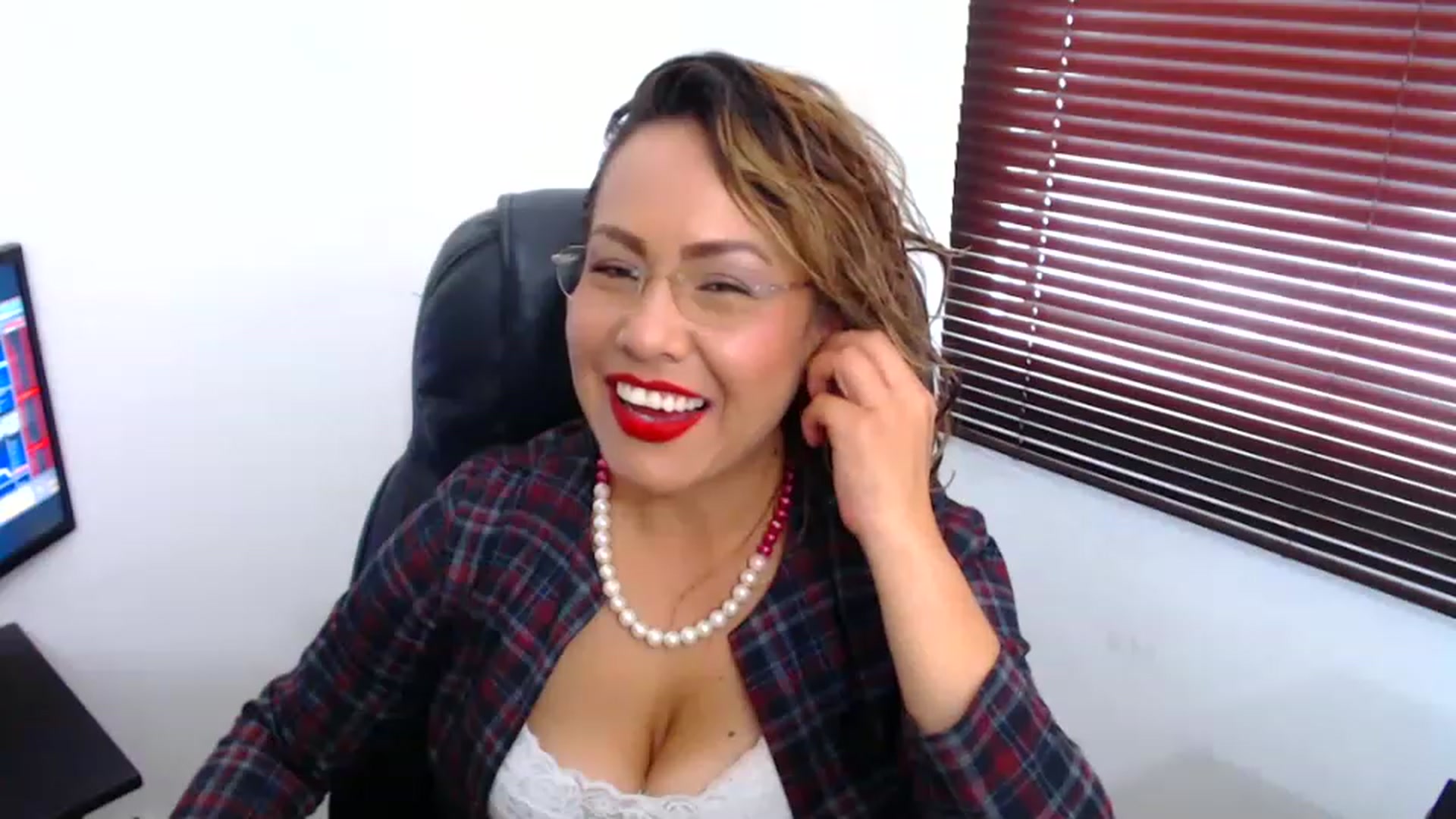 Gallery image thumbnail from office_secret's myfreecams stream on, 03/09/2023, 17:17 image 8 of 20