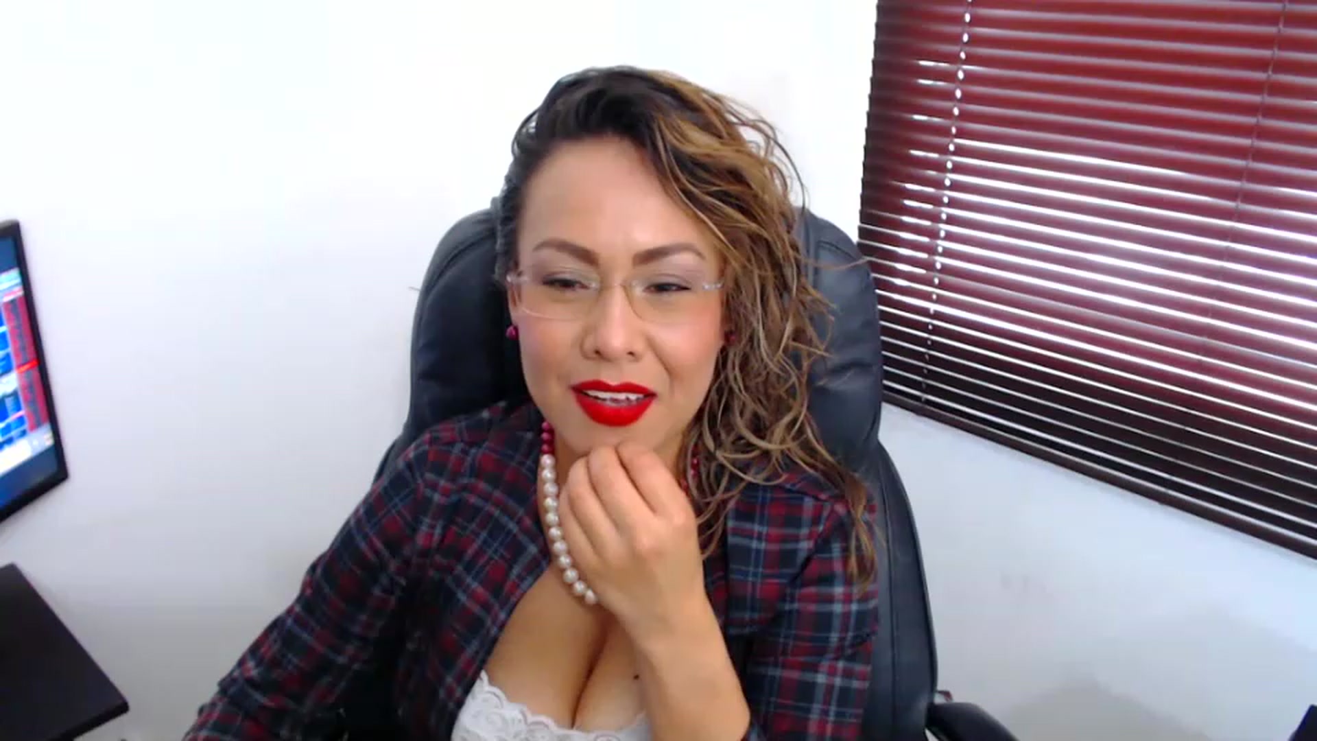 Gallery image thumbnail from office_secret's myfreecams stream on, 03/09/2023, 17:17 image 6 of 20