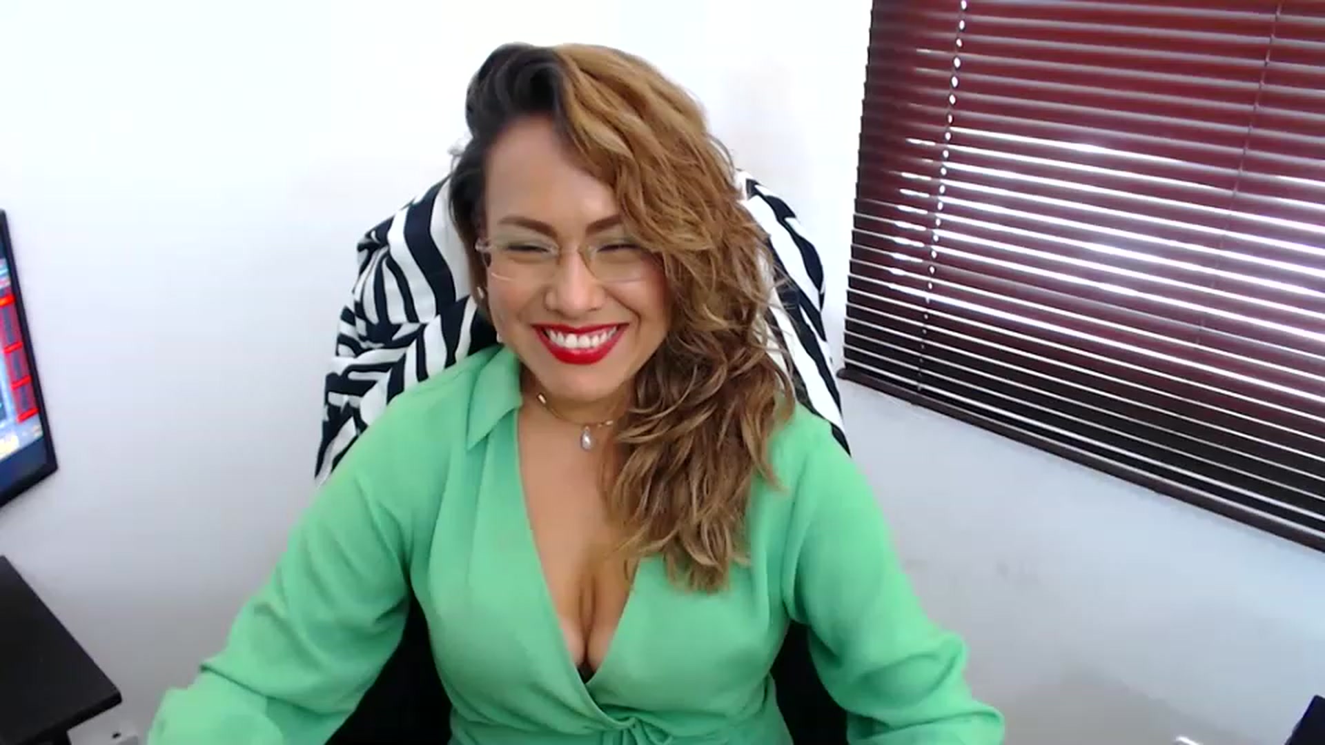 Gallery image thumbnail from office_secret's myfreecams stream on, 03/10/2023, 18:15 image 20 of 20