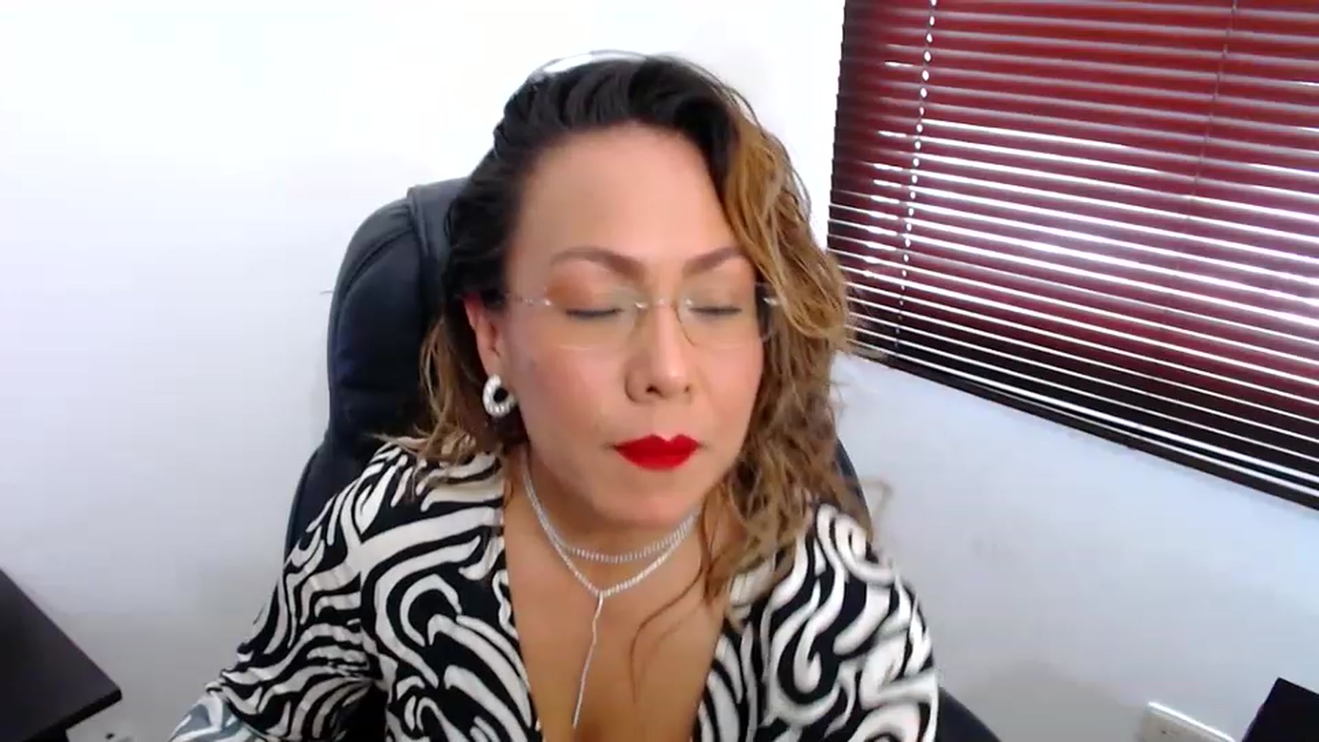 Gallery image thumbnail from office_secret's myfreecams stream on, 03/14/2023, 17:15 image 5 of 20