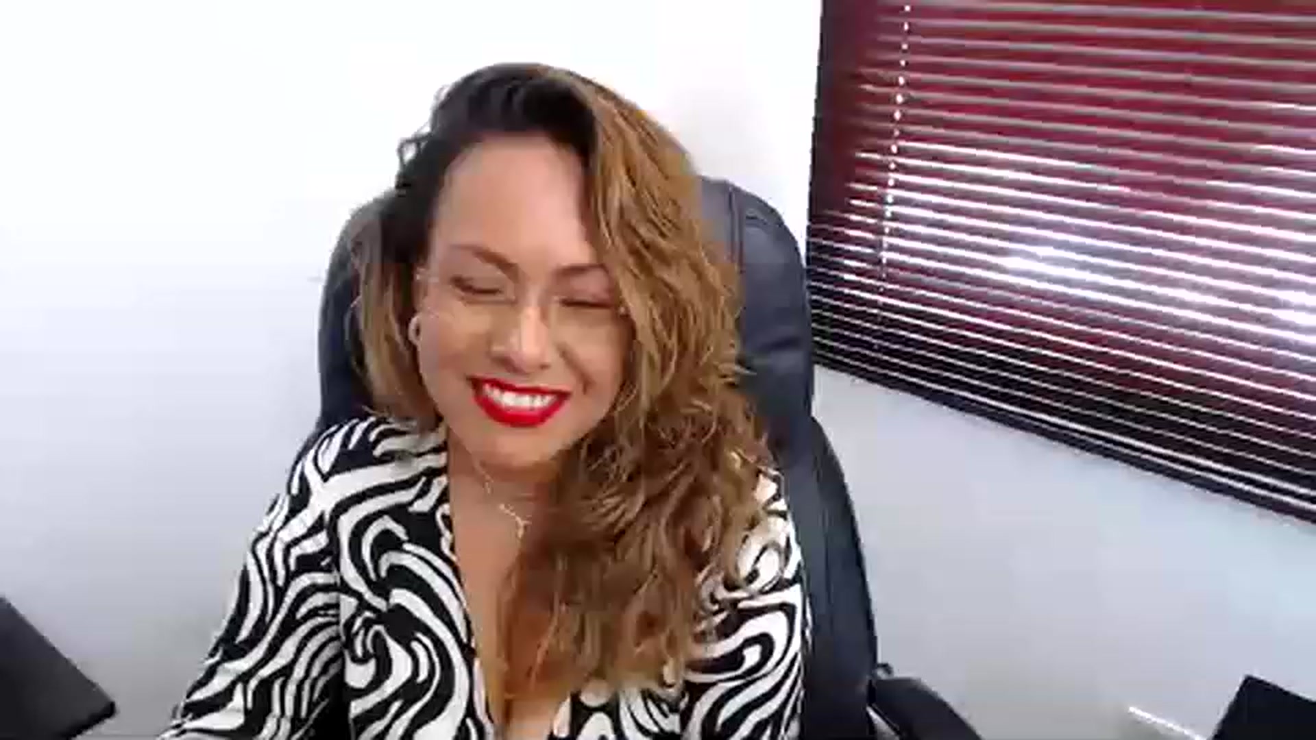 Gallery image thumbnail from office_secret's myfreecams stream on, 03/14/2023, 19:09 image 3 of 20
