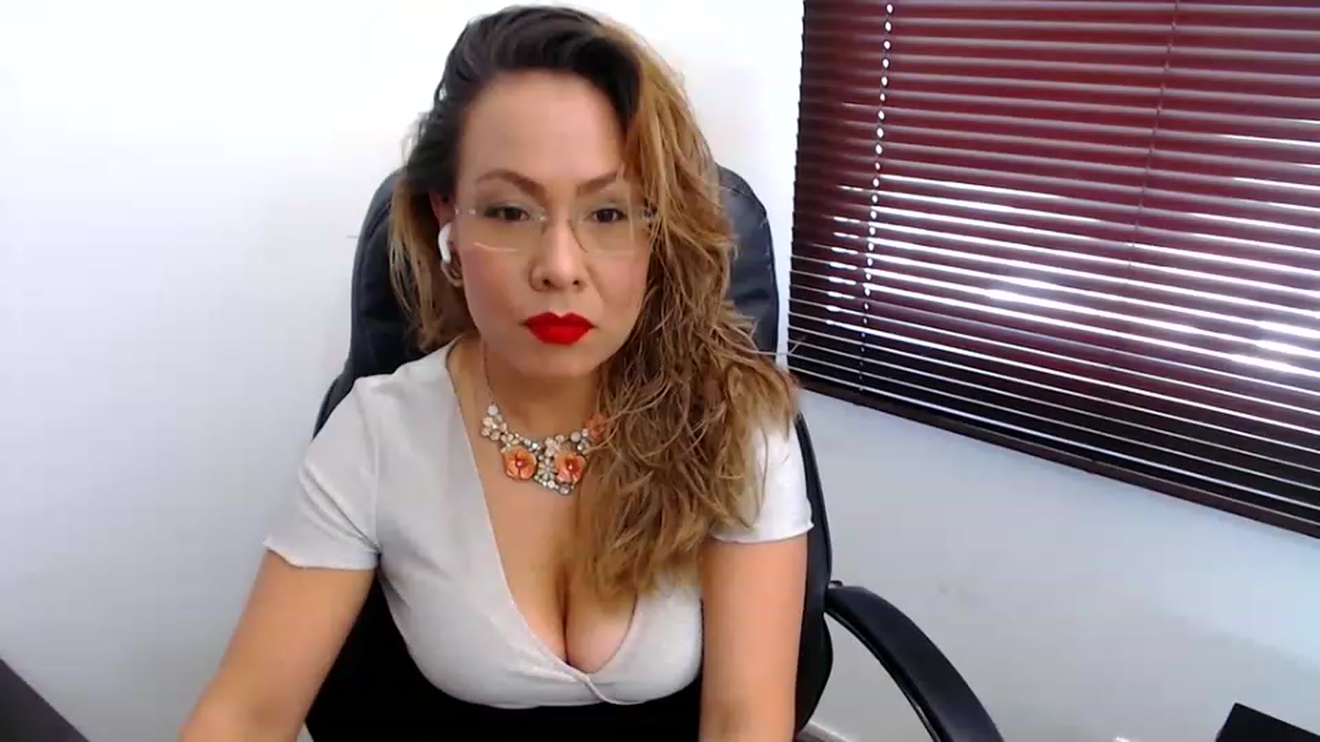 Gallery image thumbnail from office_secret's myfreecams stream on, 03/15/2023, 17:23 image 17 of 20